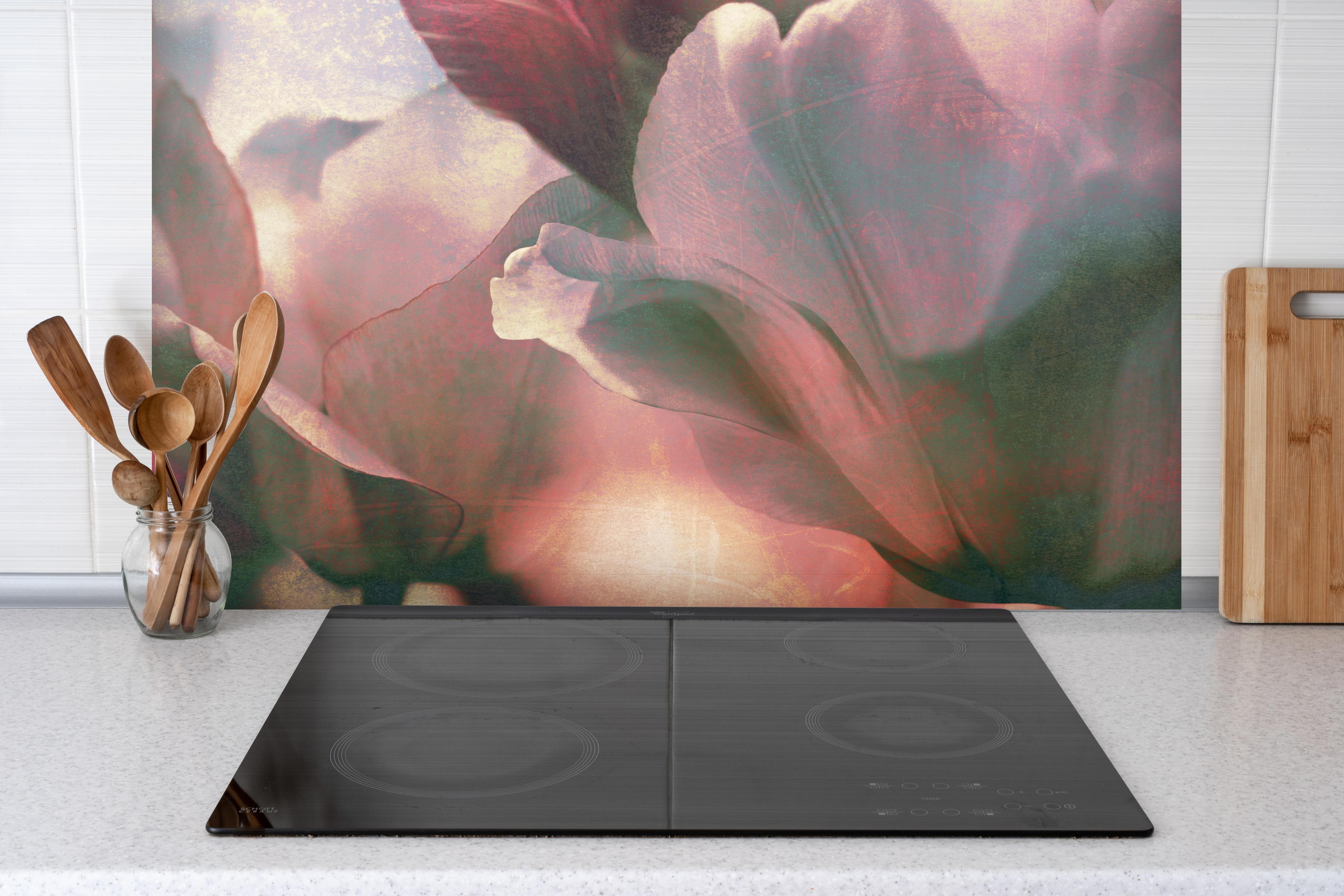 Spritzschutz - nostalgische Tulpen hinter einem Cerankochfeld zwischen Holz-Kochutensilien