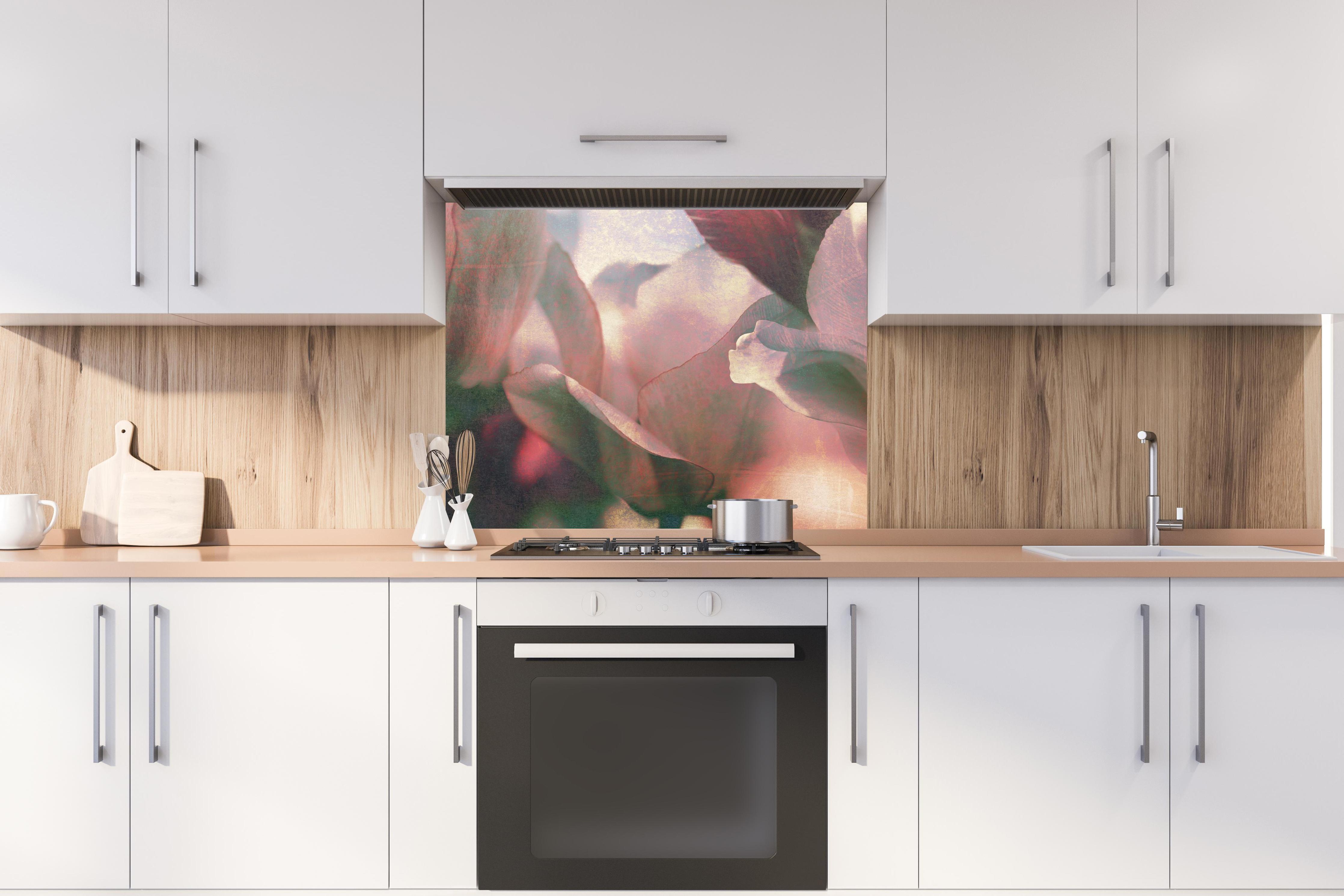 Spritzschutz - nostalgische Tulpen hinter stilvollem Gasherd unter Dunstabzugshaube