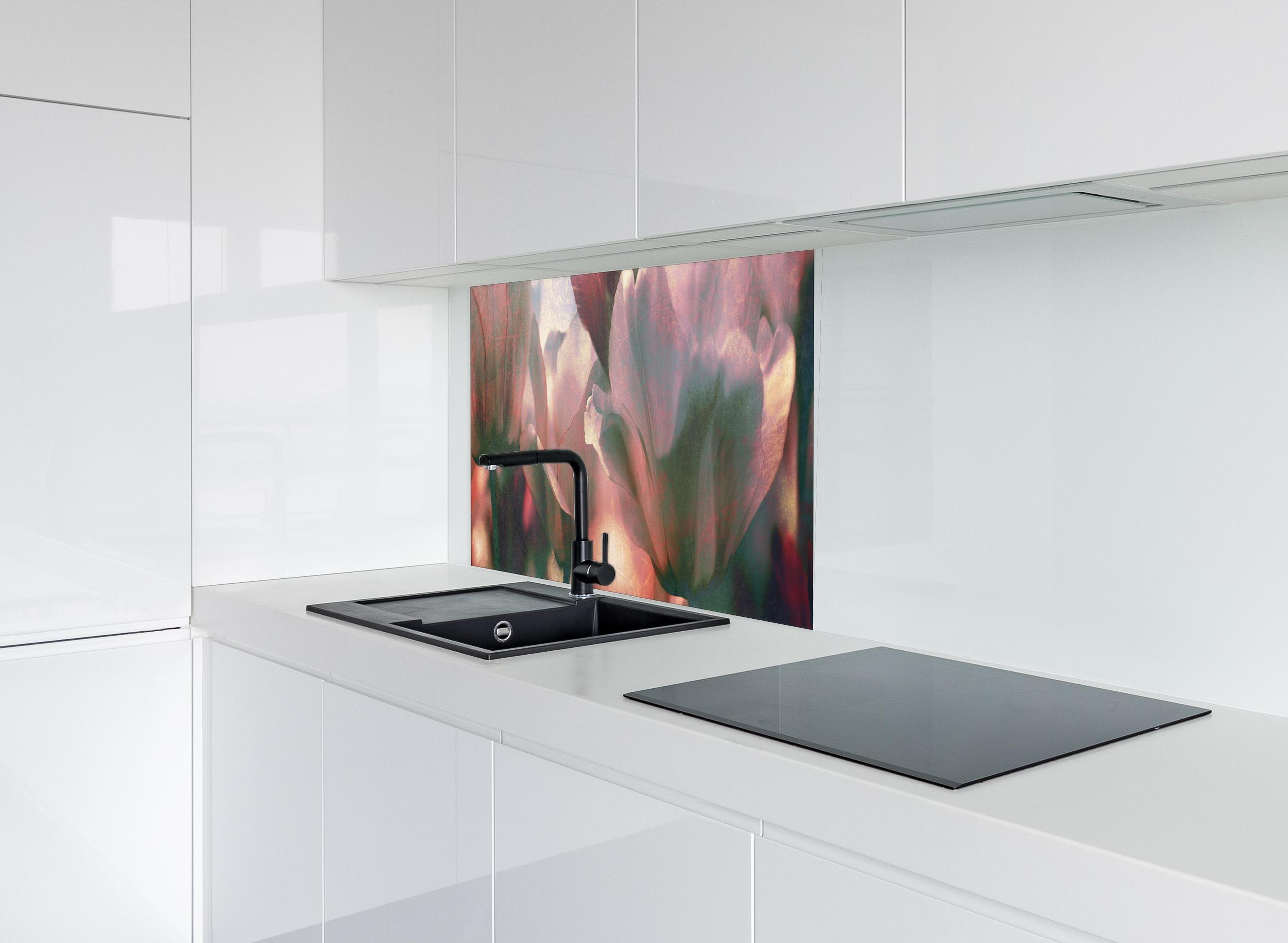 Spritzschutz - nostalgische Tulpen hinter modernem schwarz-matten Spülbecken in weißer Hochglanz-Küche