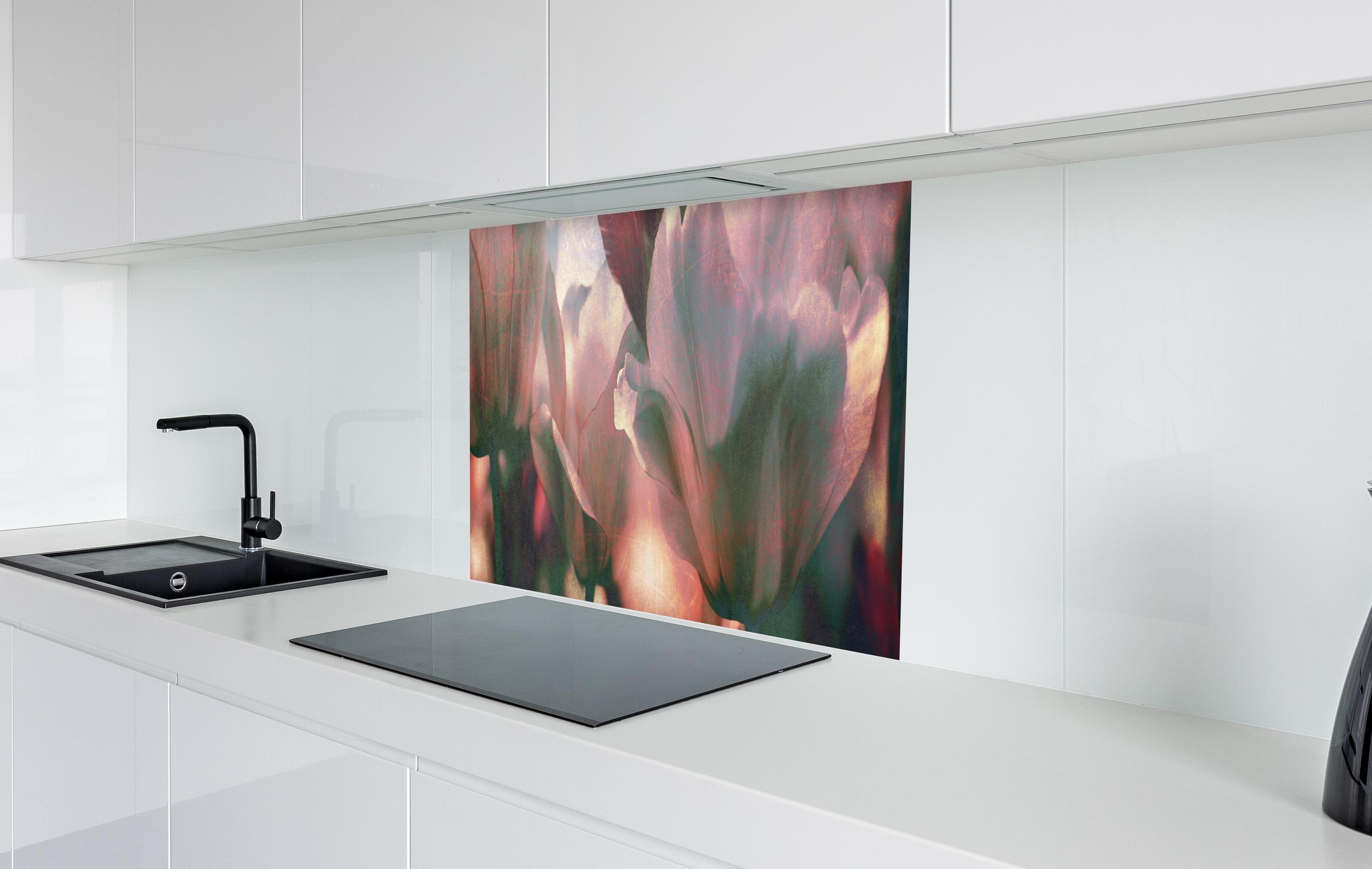 Spritzschutz - nostalgische Tulpen in weißer Hochglanz-Küche hinter einem Cerankochfeld