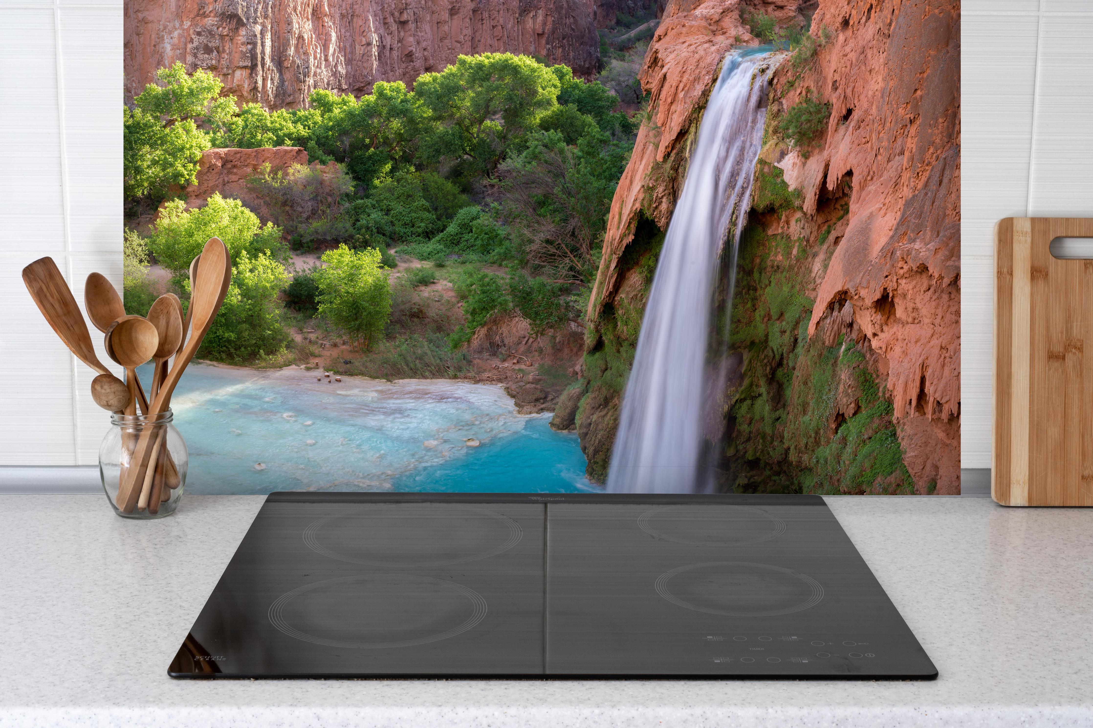 Spritzschutz - paradiesischer Anblick der Havasu Falls hinter einem Cerankochfeld zwischen Holz-Kochutensilien
