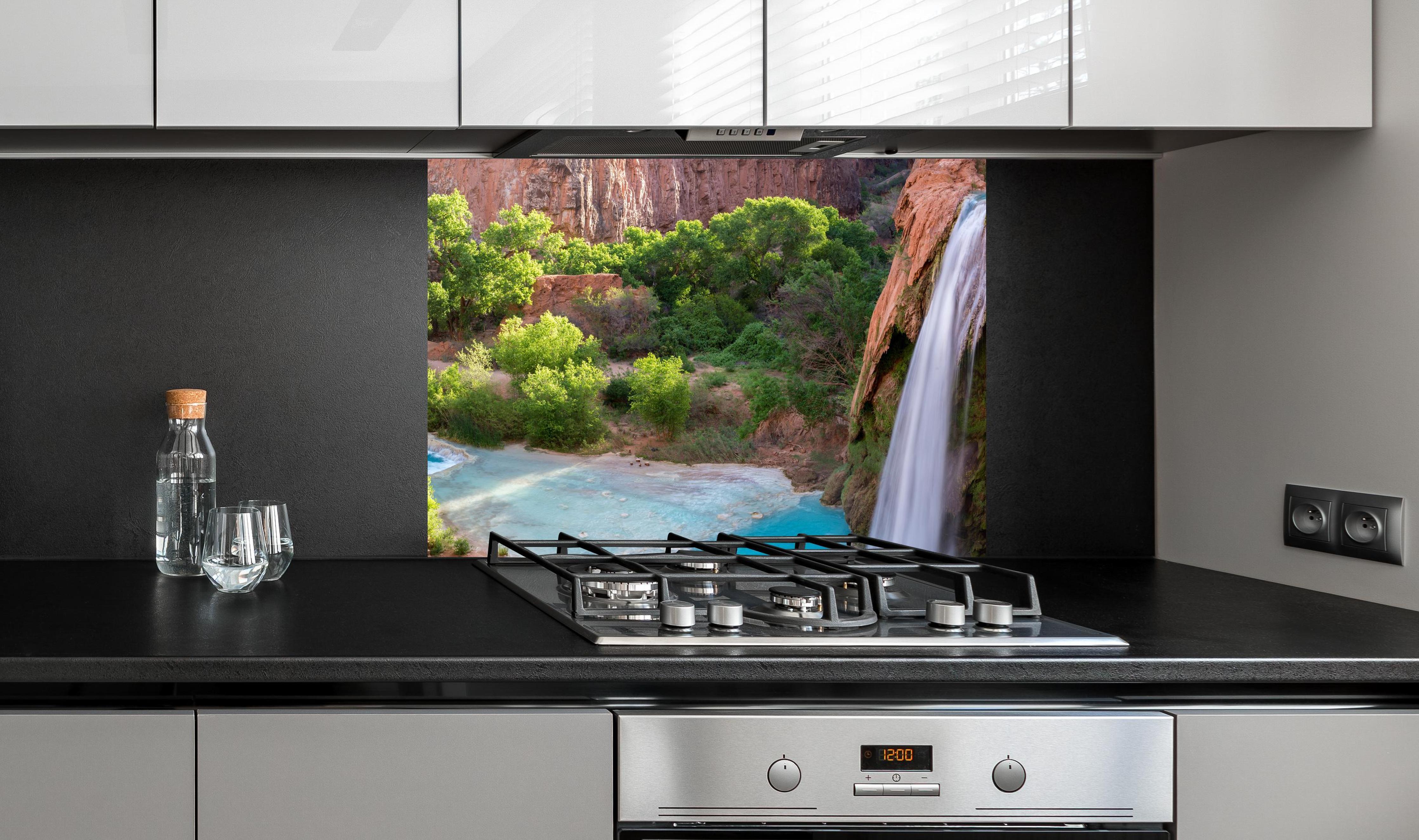 Spritzschutz - paradiesischer Anblick der Havasu Falls an edler Anthrazit-Wand hinter silbernem Gasherd