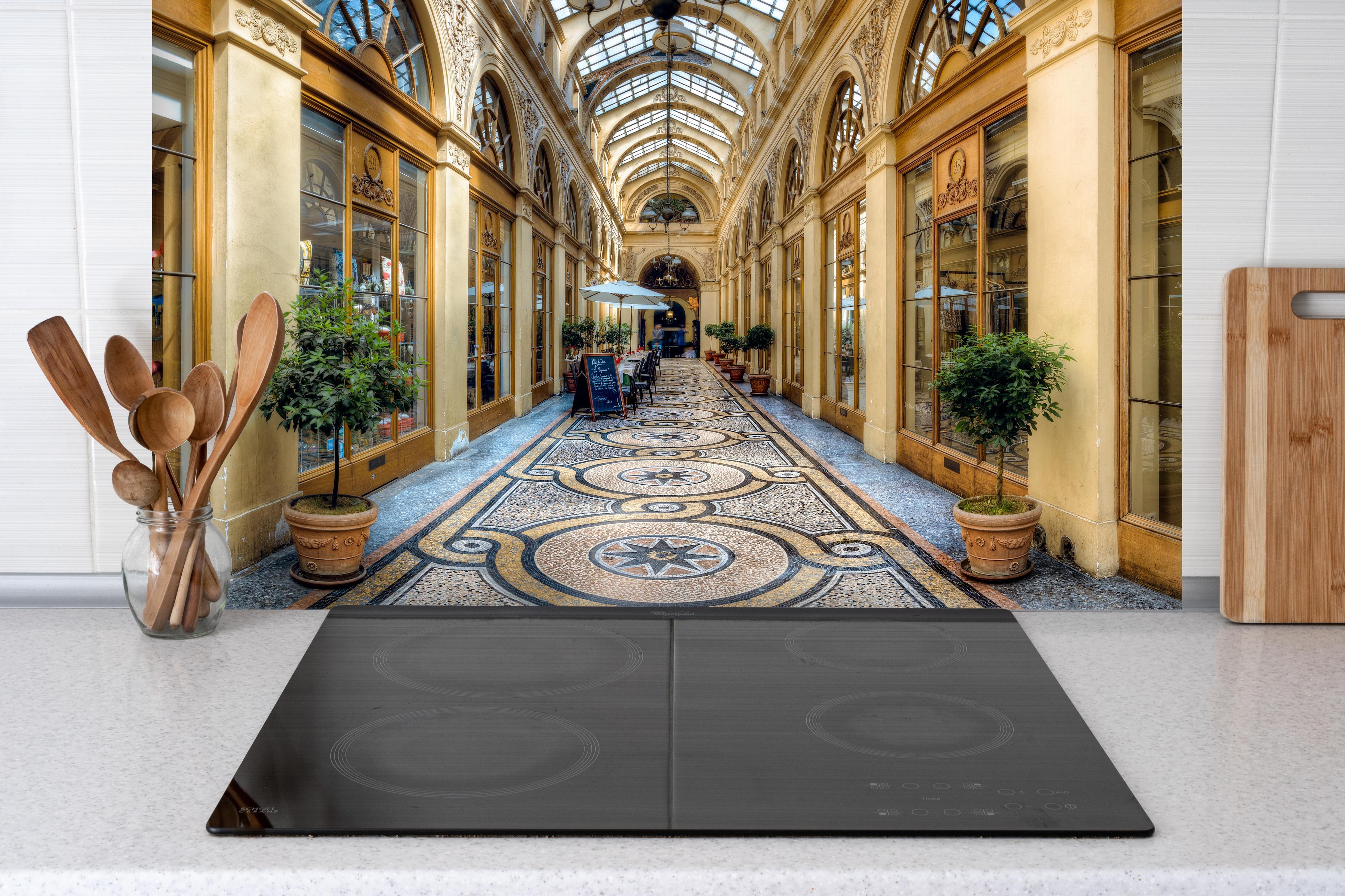 Spritzschutz - prachtvolle Galerie Vivienne hinter einem Cerankochfeld zwischen Holz-Kochutensilien