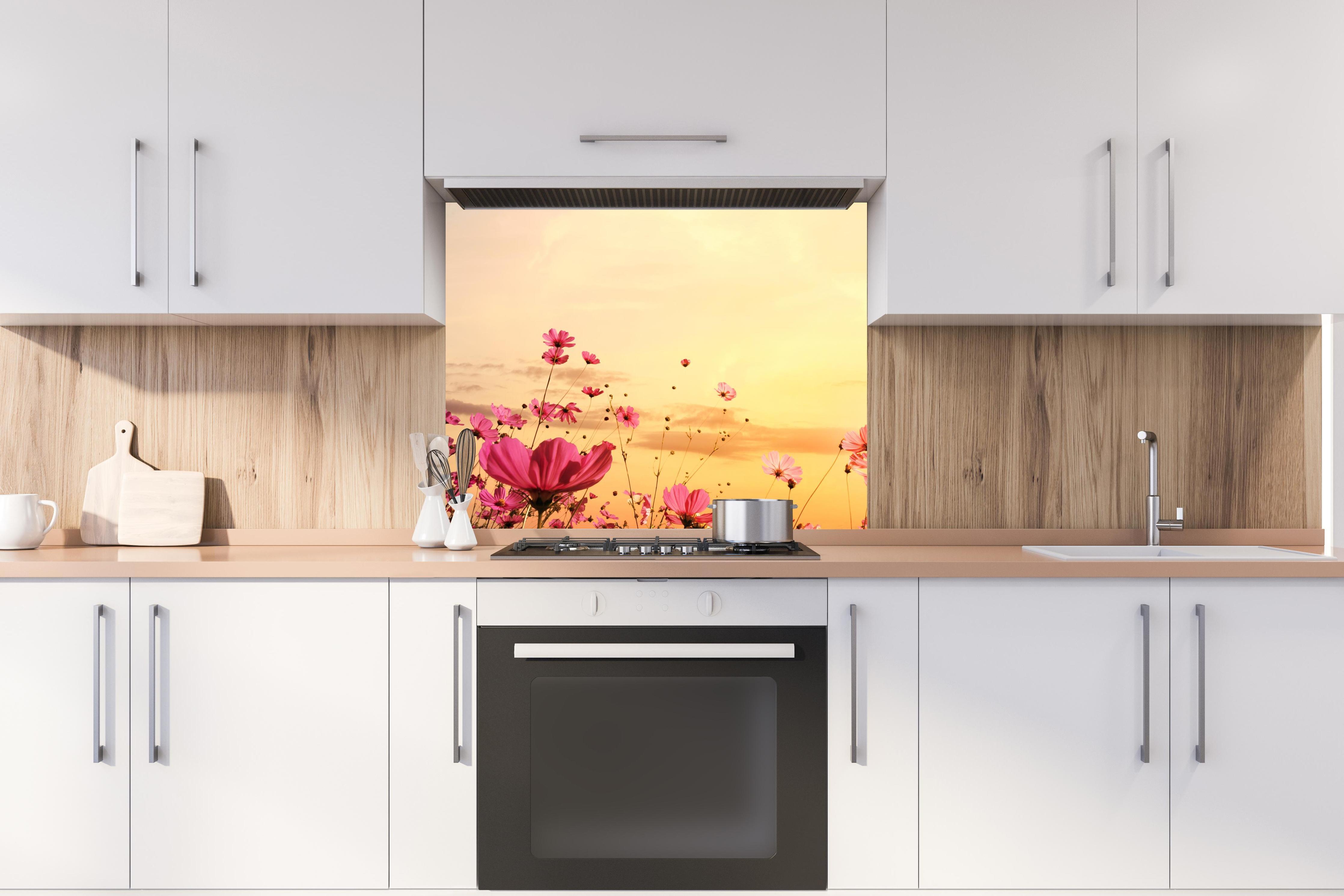 Spritzschutz - rosa Kosmosblumenfeld hinter stilvollem Gasherd unter Dunstabzugshaube