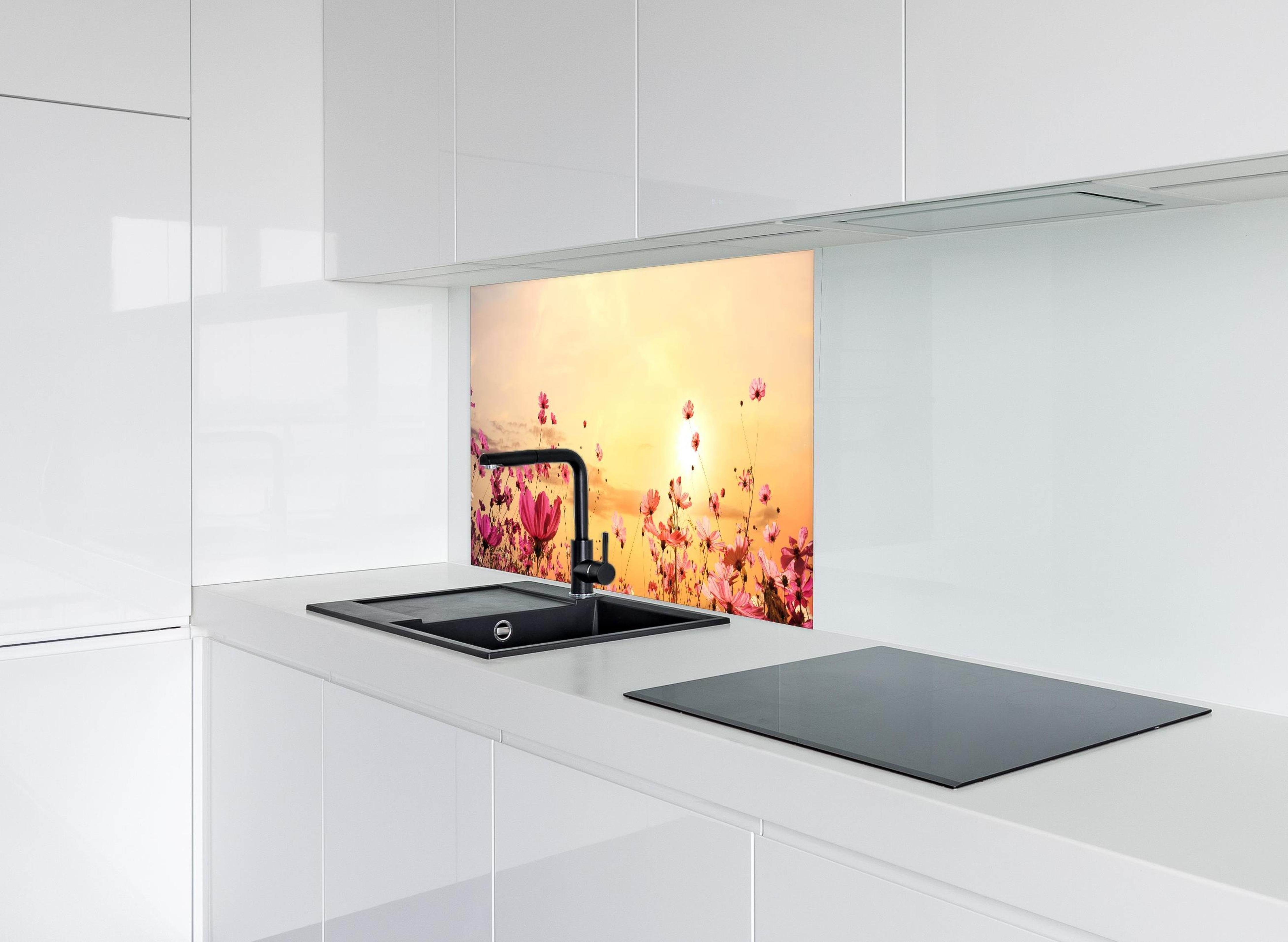Spritzschutz - rosa Kosmosblumenfeld hinter modernem schwarz-matten Spülbecken in weißer Hochglanz-Küche