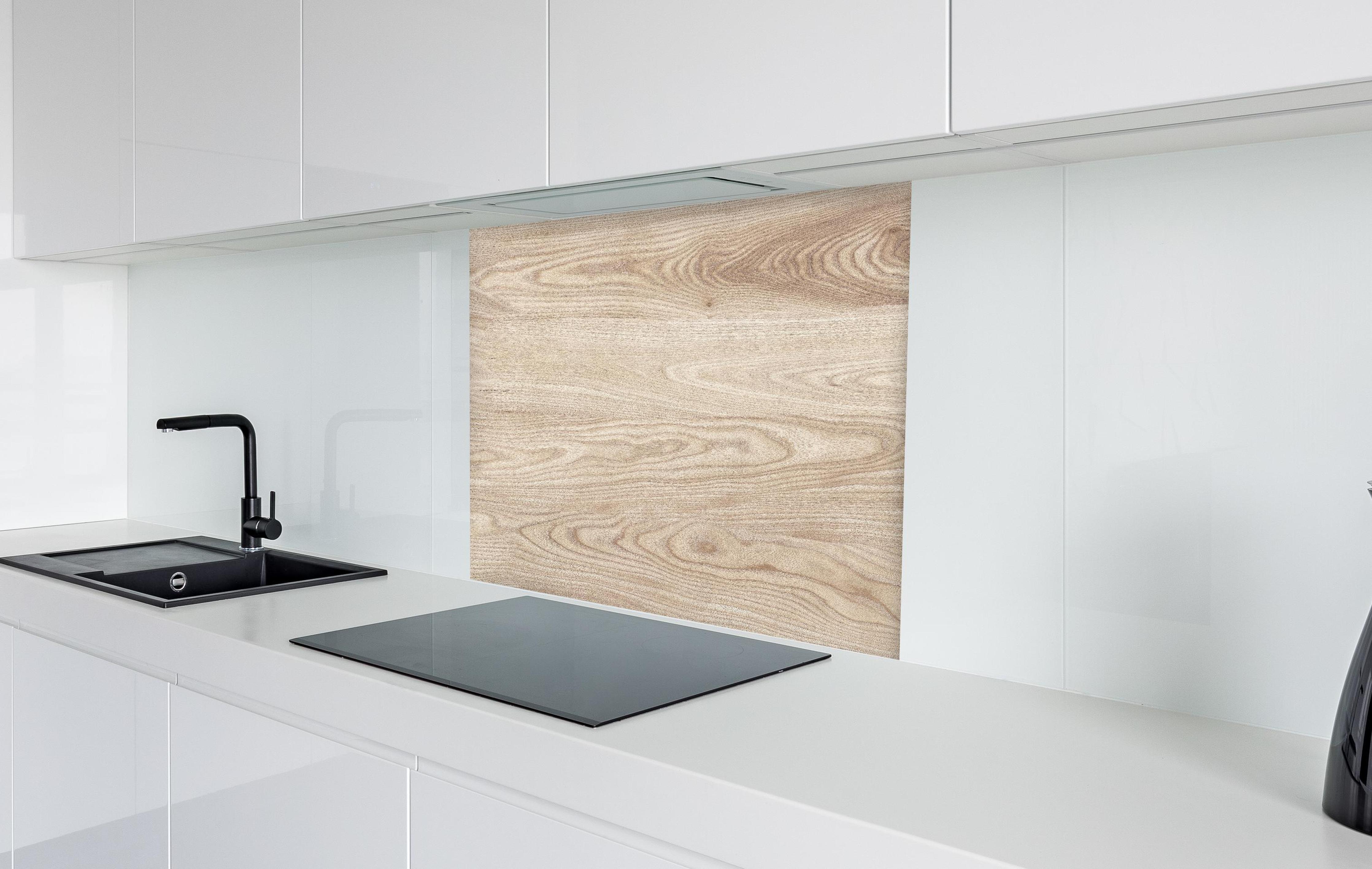 Spritzschutz - schlichtes Holzmuster in weißer Hochglanz-Küche hinter einem Cerankochfeld