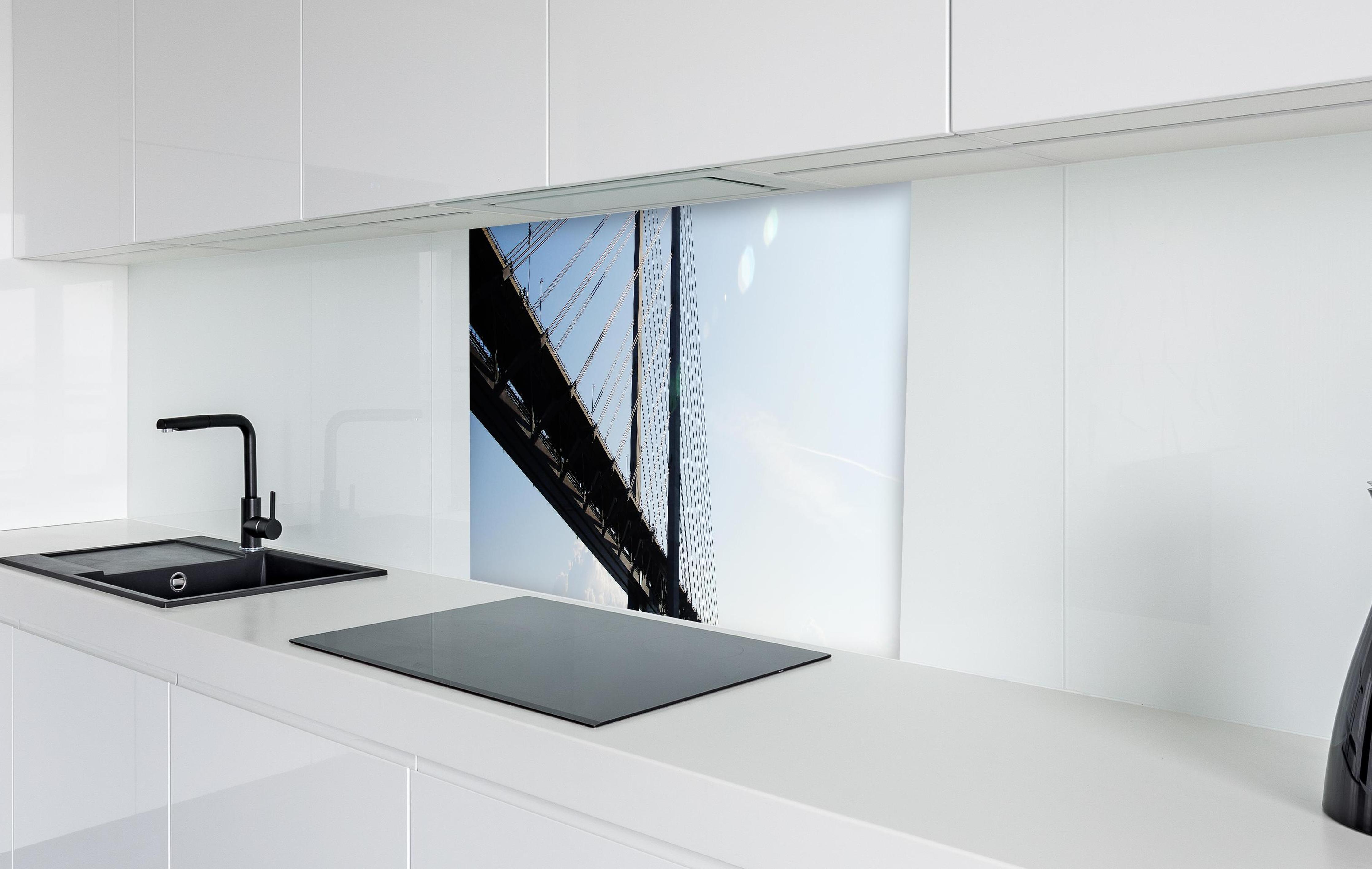 Spritzschutz - spektakuläre Brücke in Schweden in weißer Hochglanz-Küche hinter einem Cerankochfeld