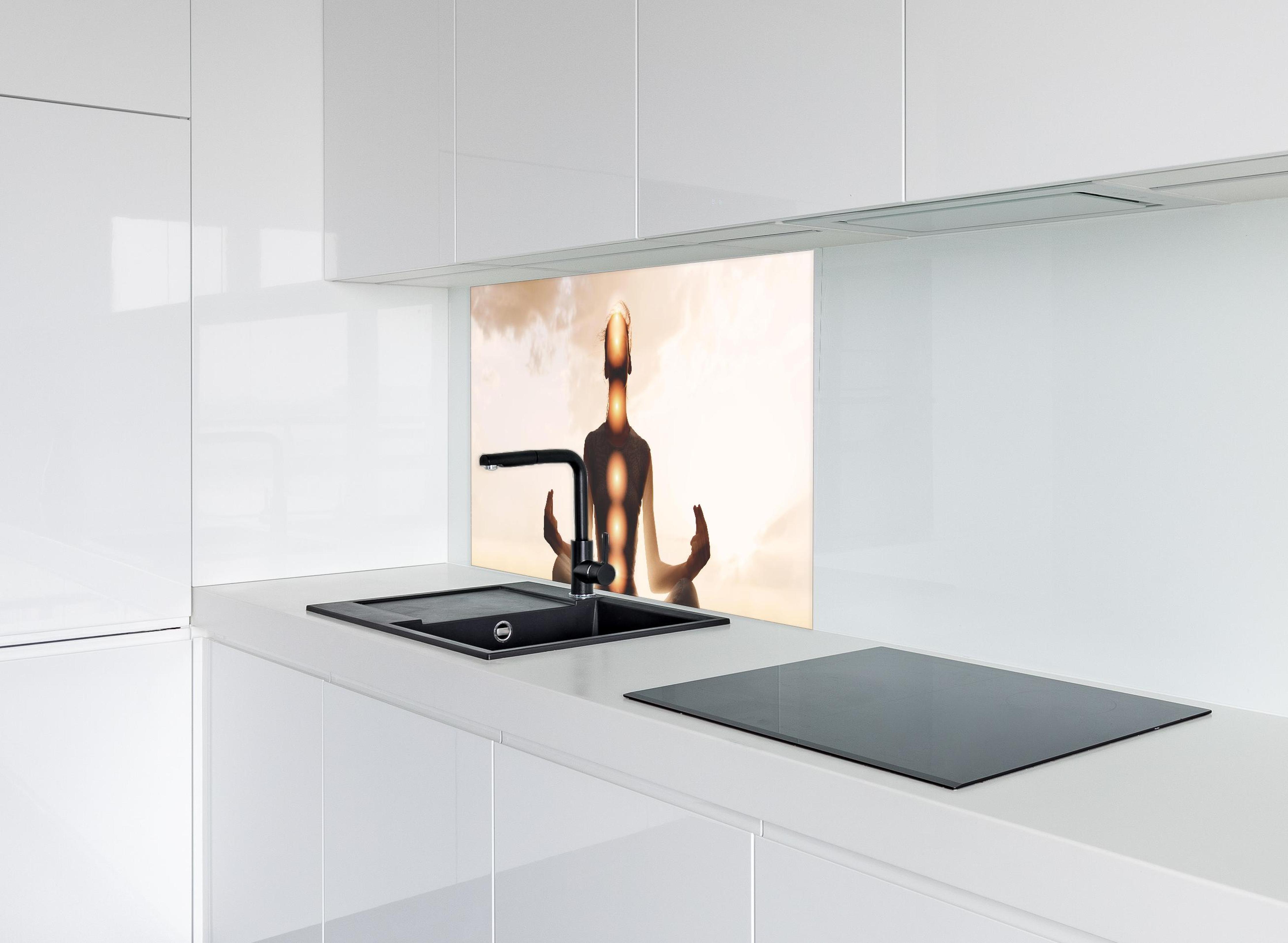 Spritzschutz - spirituelle Energie einer Frau beim Meditieren hinter modernem schwarz-matten Spülbecken in weißer Hochglanz-Küche