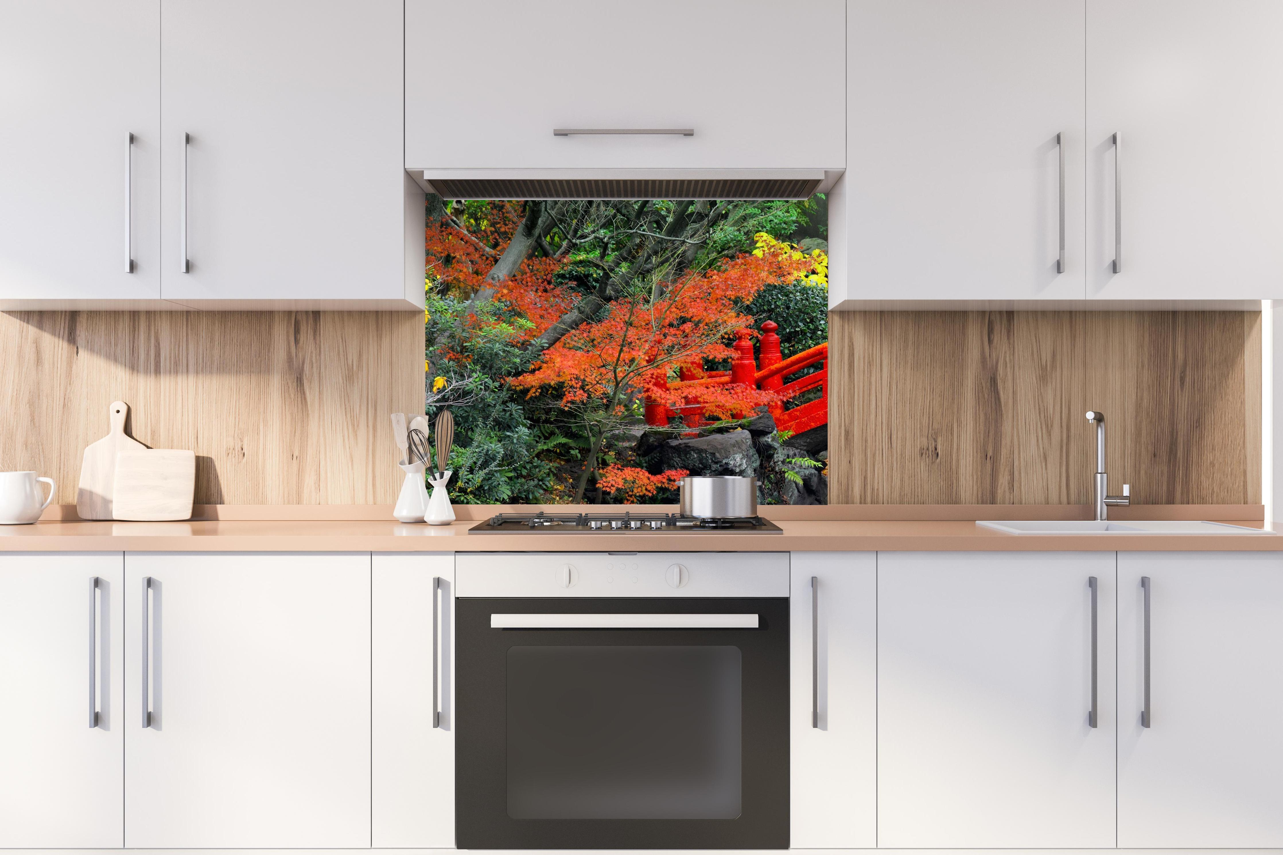 Spritzschutz - traditioneller japanischer Garten an Teich hinter stilvollem Gasherd unter Dunstabzugshaube