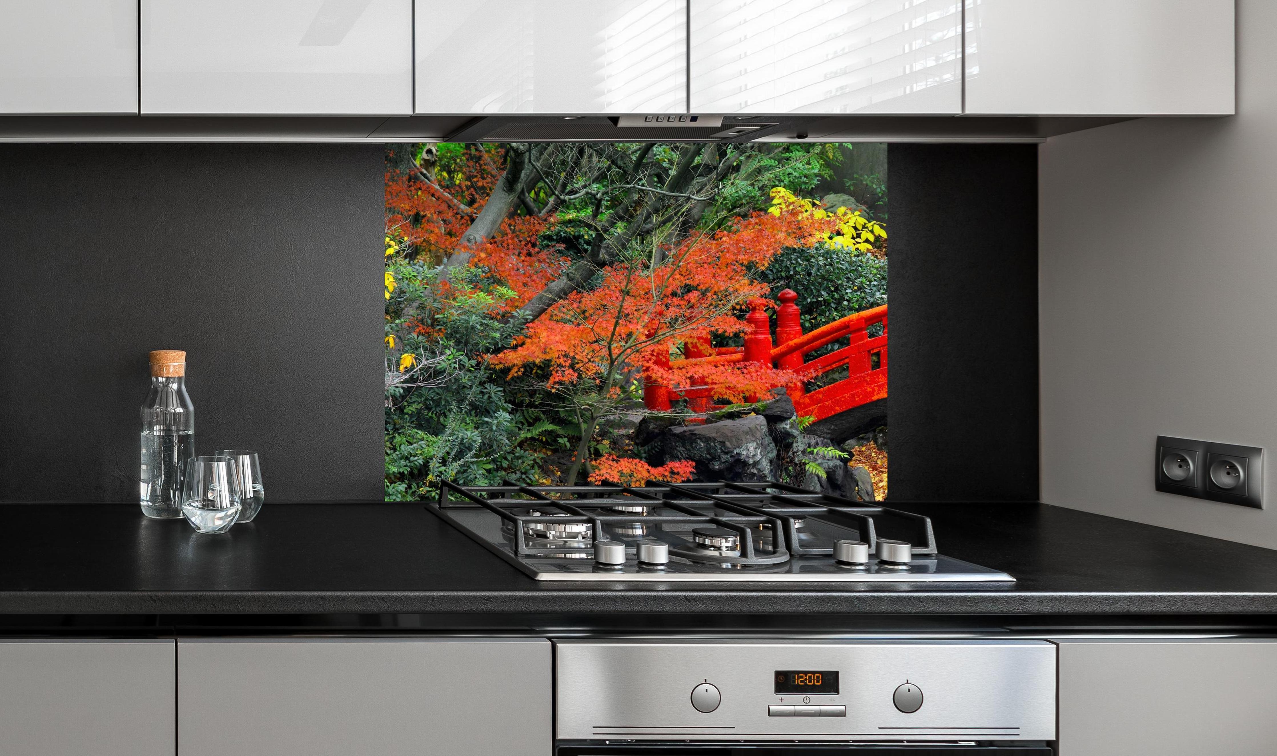 Spritzschutz - traditioneller japanischer Garten an Teich an edler Anthrazit-Wand hinter silbernem Gasherd