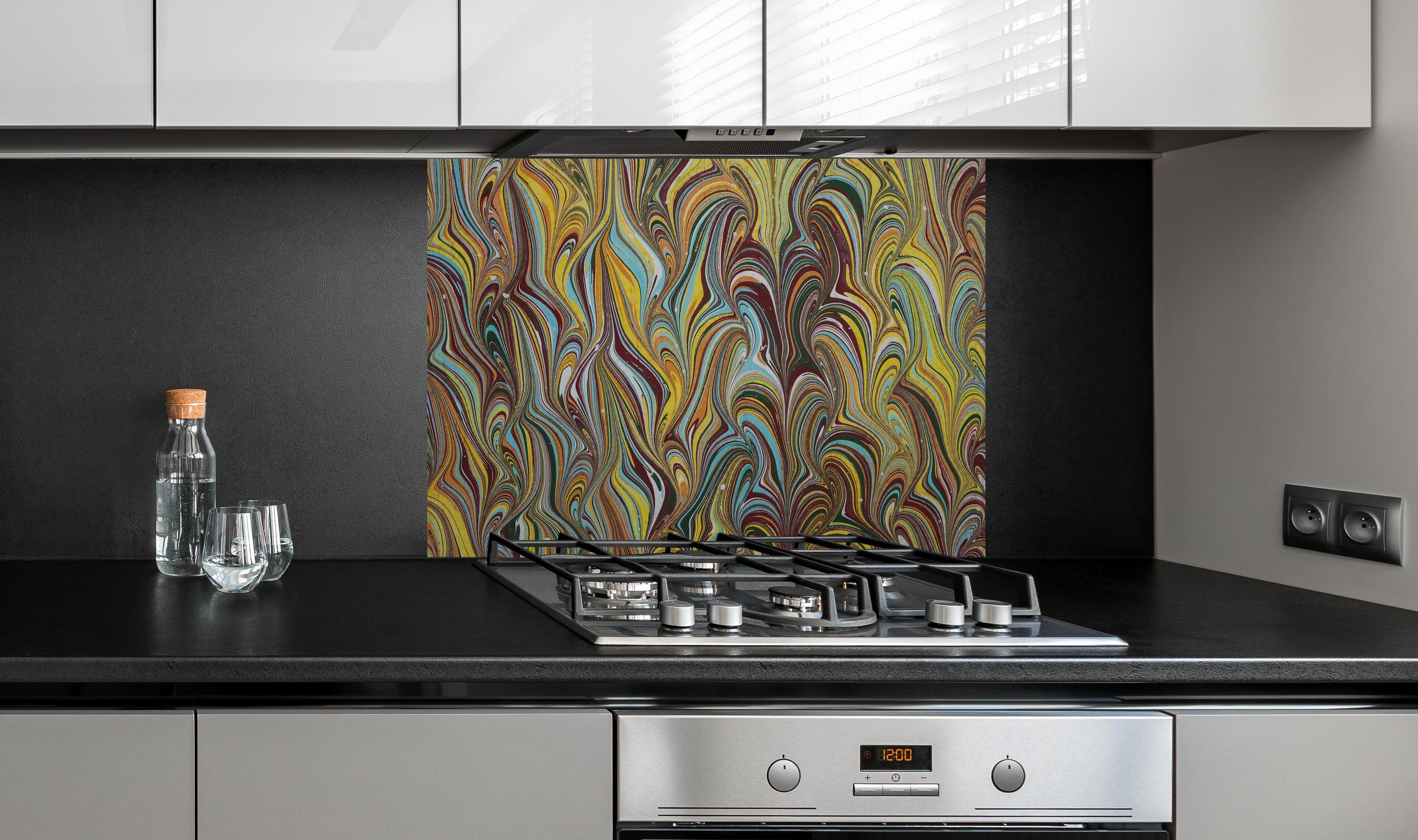 Spritzschutz - traditionelles türkisches Ebru - Papier an edler Anthrazit-Wand hinter silbernem Gasherd