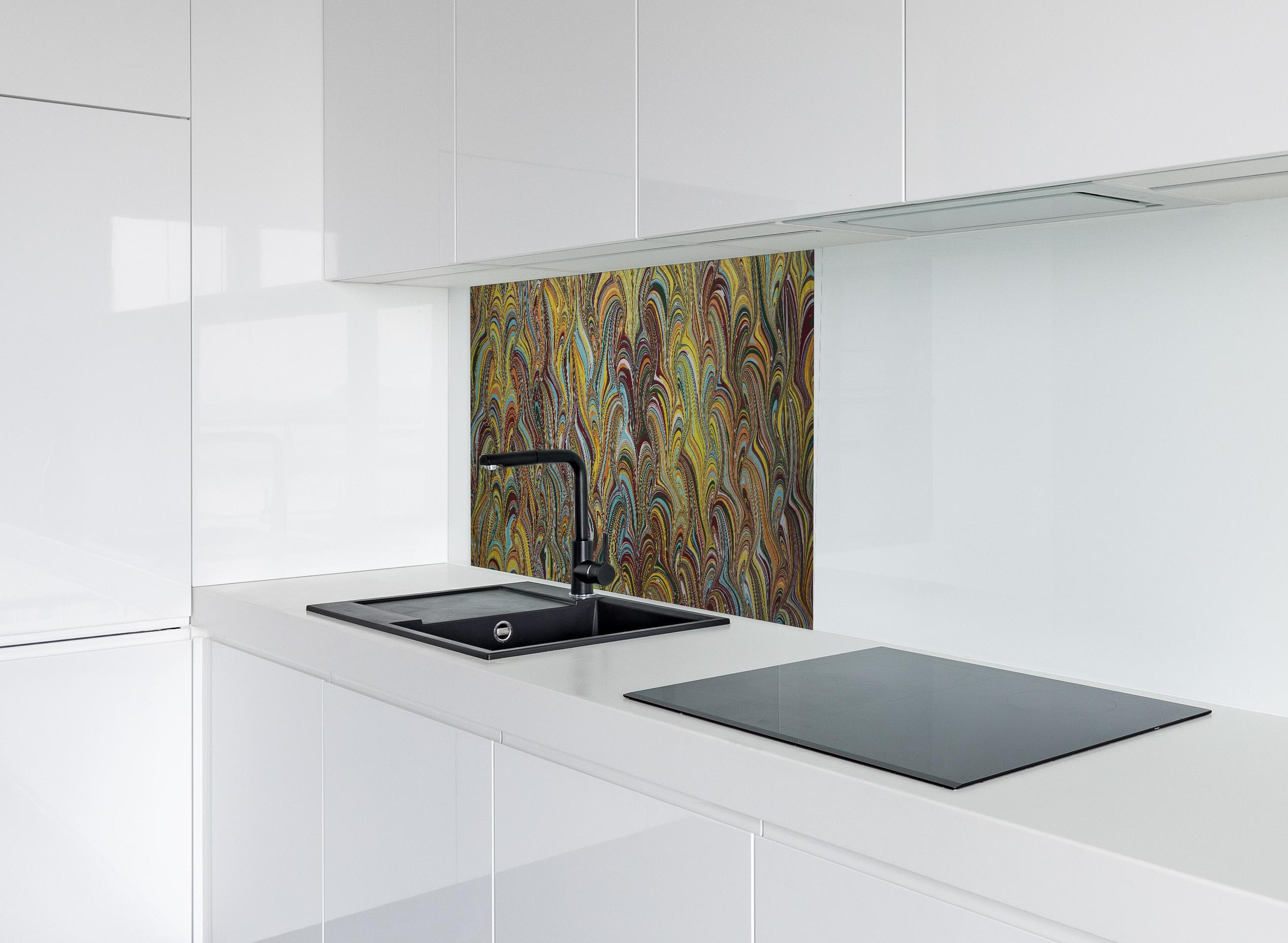 Spritzschutz - traditionelles türkisches Ebru - Papier hinter modernem schwarz-matten Spülbecken in weißer Hochglanz-Küche