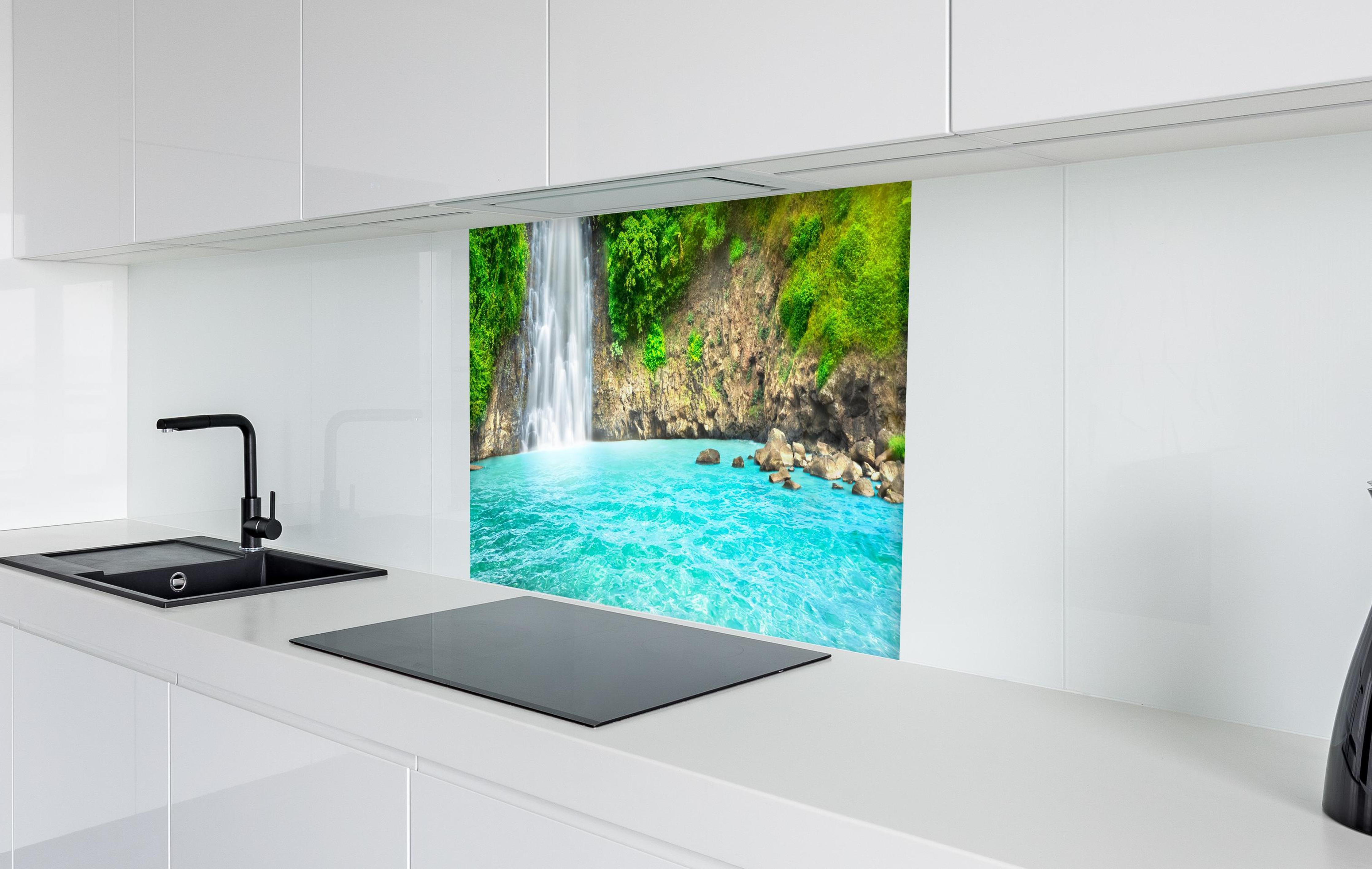 Spritzschutz - tropischer Wasserfall in weißer Hochglanz-Küche hinter einem Cerankochfeld