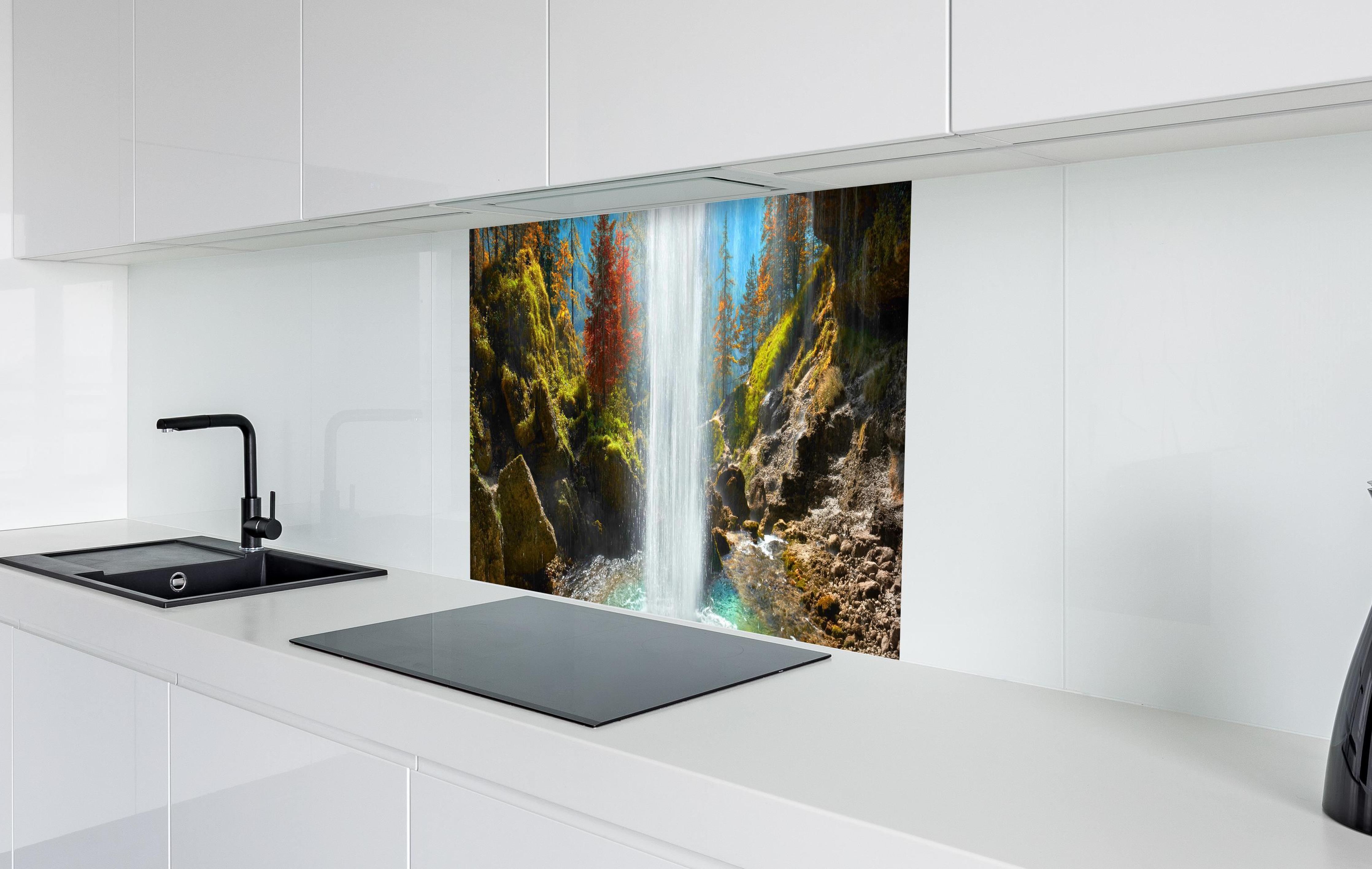 Spritzschutz - türkiser Wasserfall in Slowenien in weißer Hochglanz-Küche hinter einem Cerankochfeld