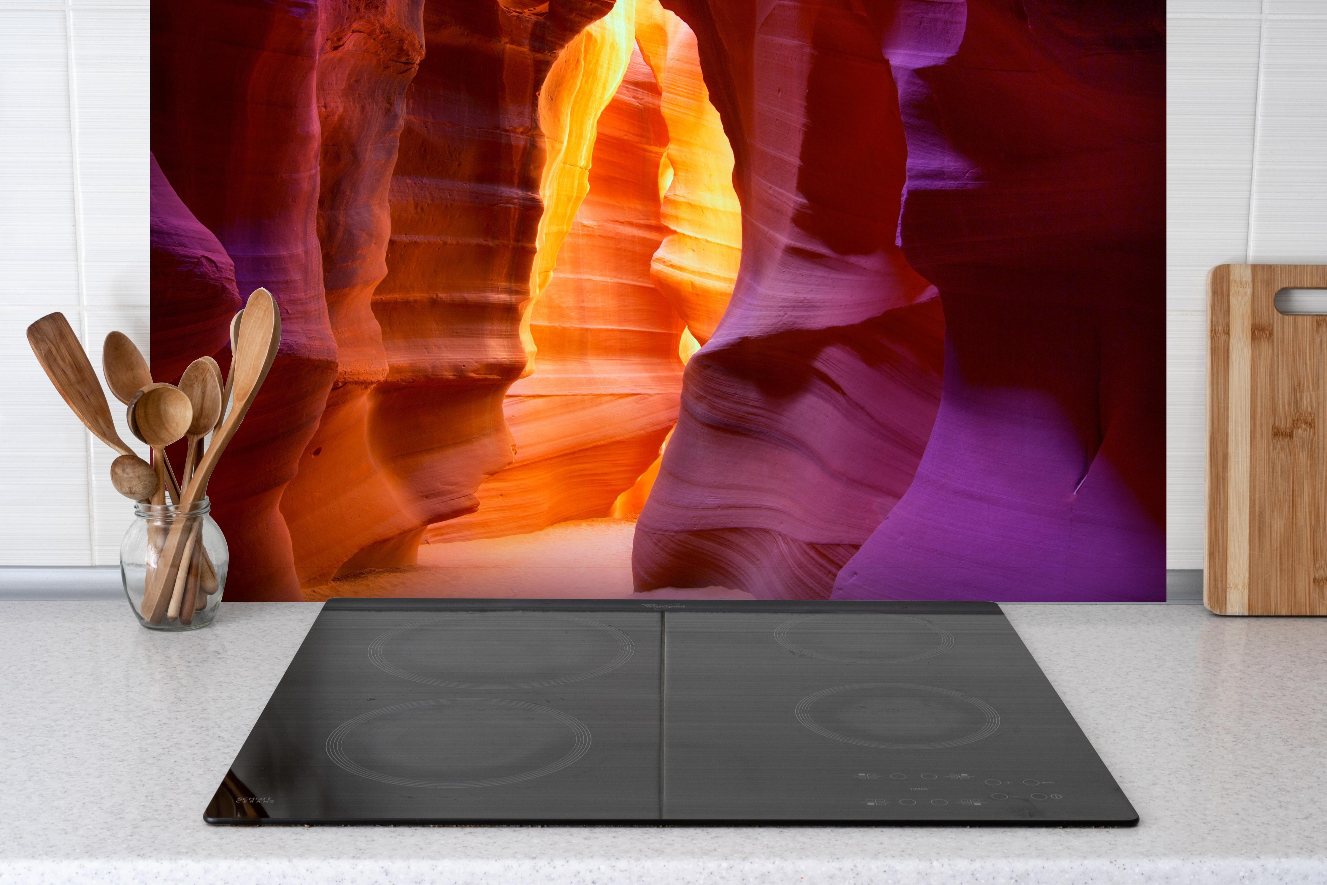 Spritzschutz - warme Felsschlucht in Arizona hinter einem Cerankochfeld zwischen Holz-Kochutensilien