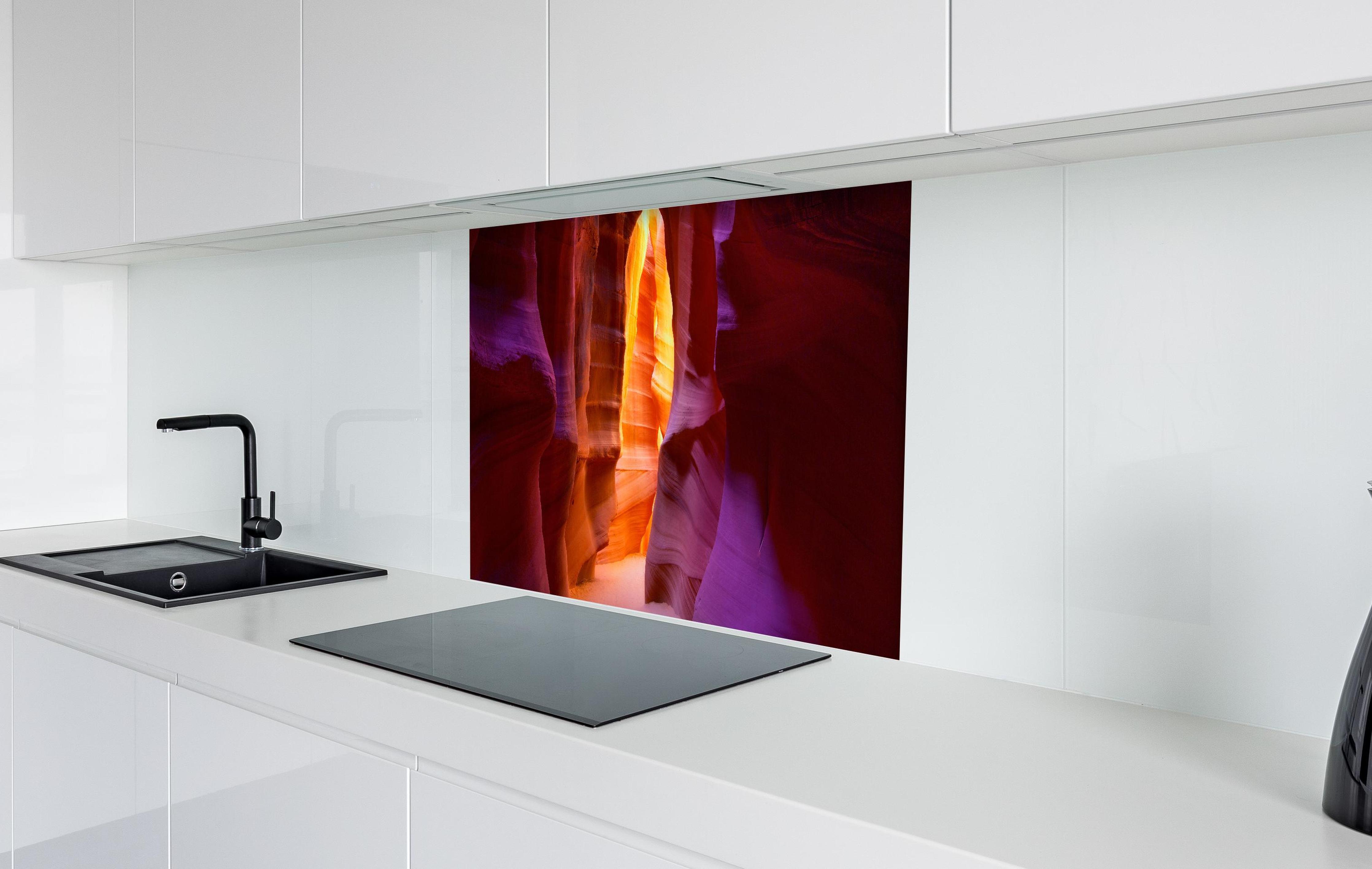 Spritzschutz - warme Felsschlucht in Arizona in weißer Hochglanz-Küche hinter einem Cerankochfeld