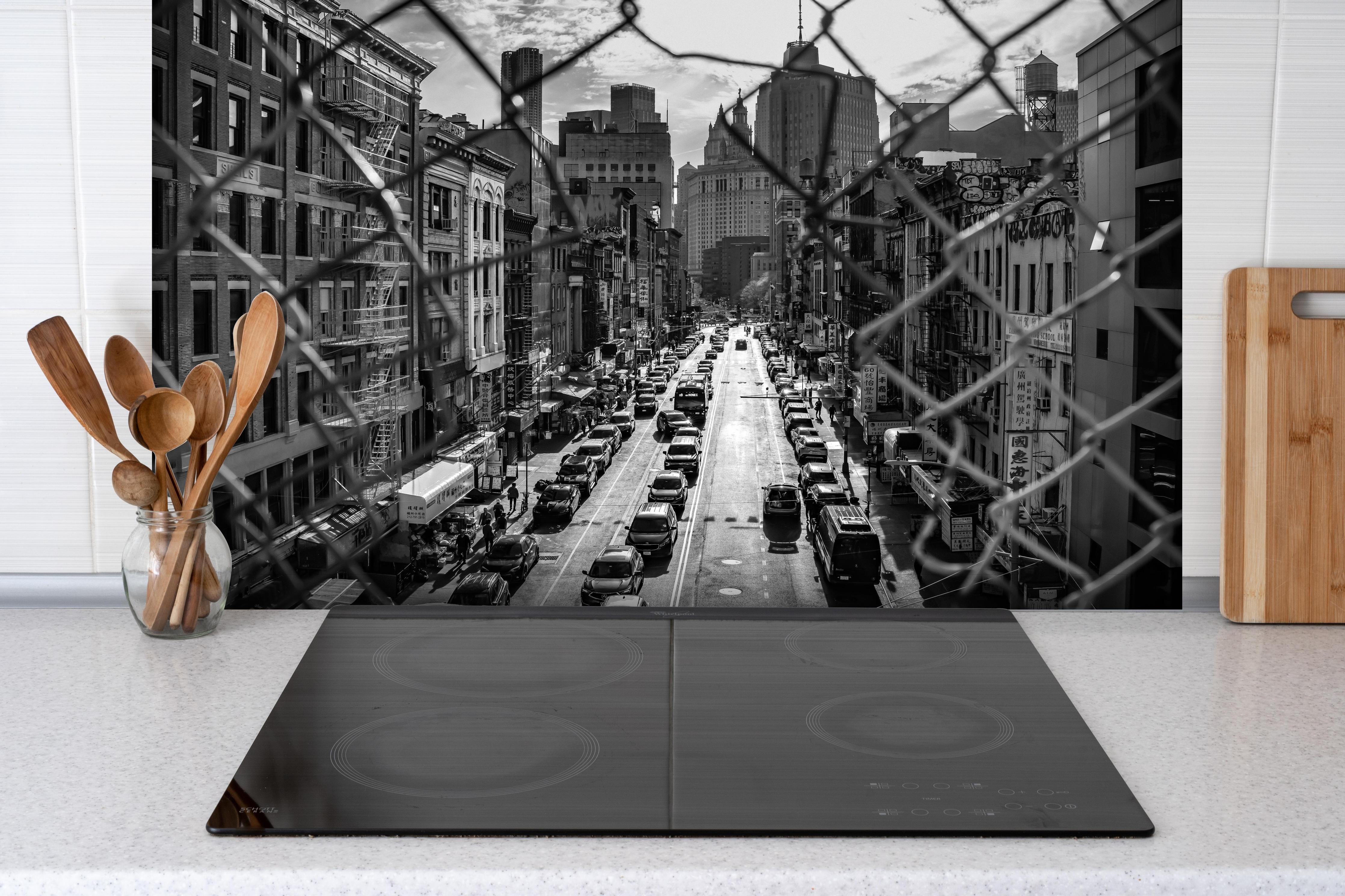 Spritzschutz - Stadtbild - China Town, New York hinter einem Cerankochfeld zwischen Holz-Kochutensilien