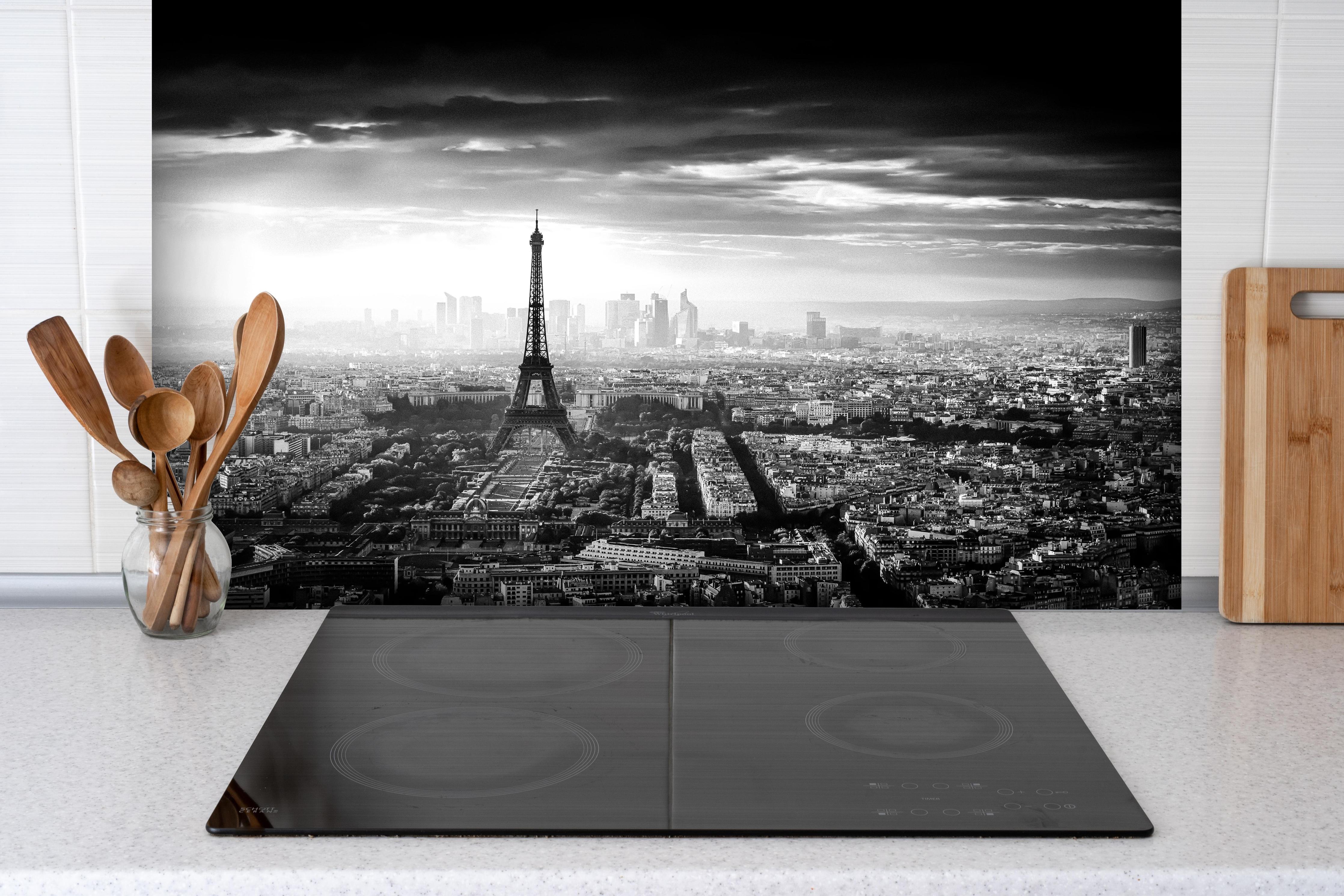 Spritzschutz - Stadtbild - Paris, Frankreich hinter einem Cerankochfeld zwischen Holz-Kochutensilien