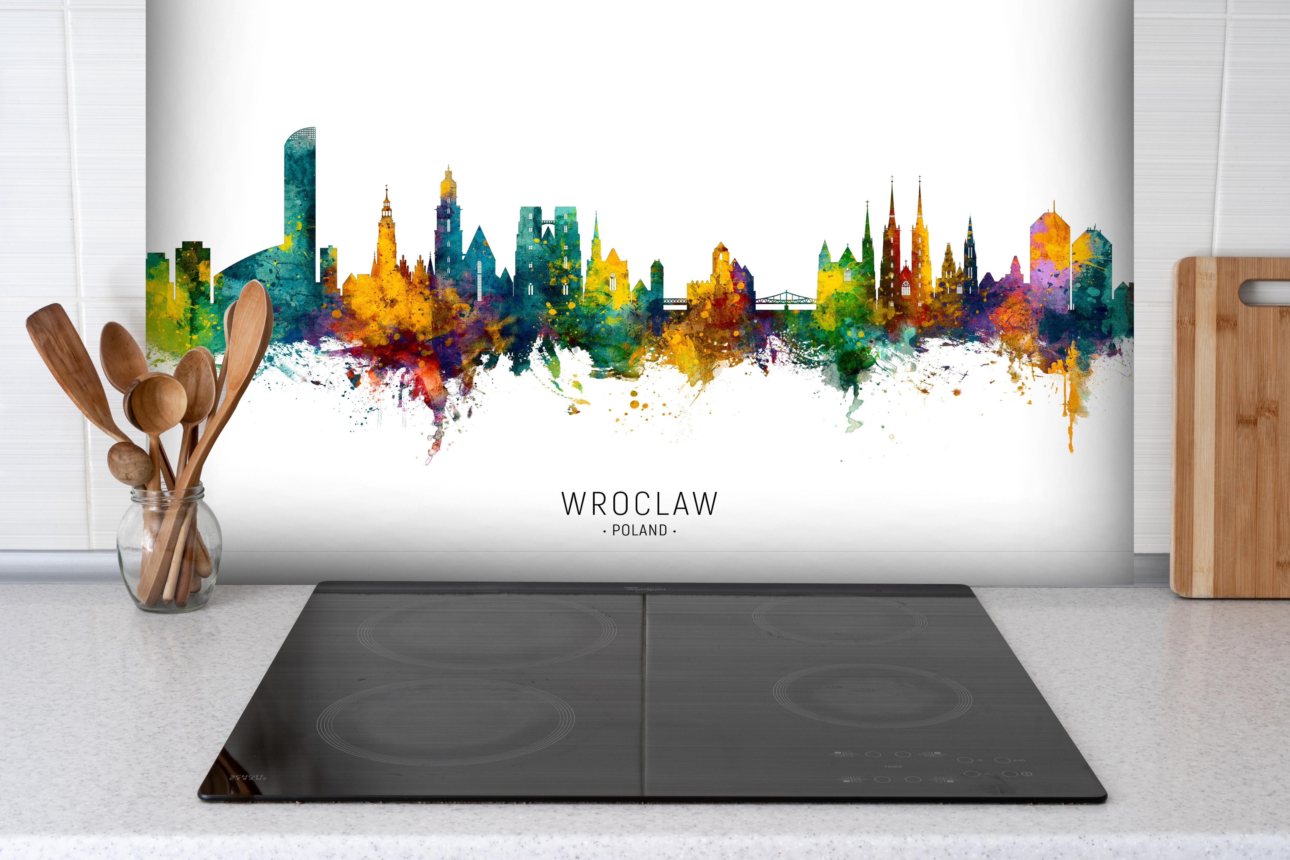 Spritzschutz - Stadtbild - Wroclaw, Polen hinter einem Cerankochfeld zwischen Holz-Kochutensilien