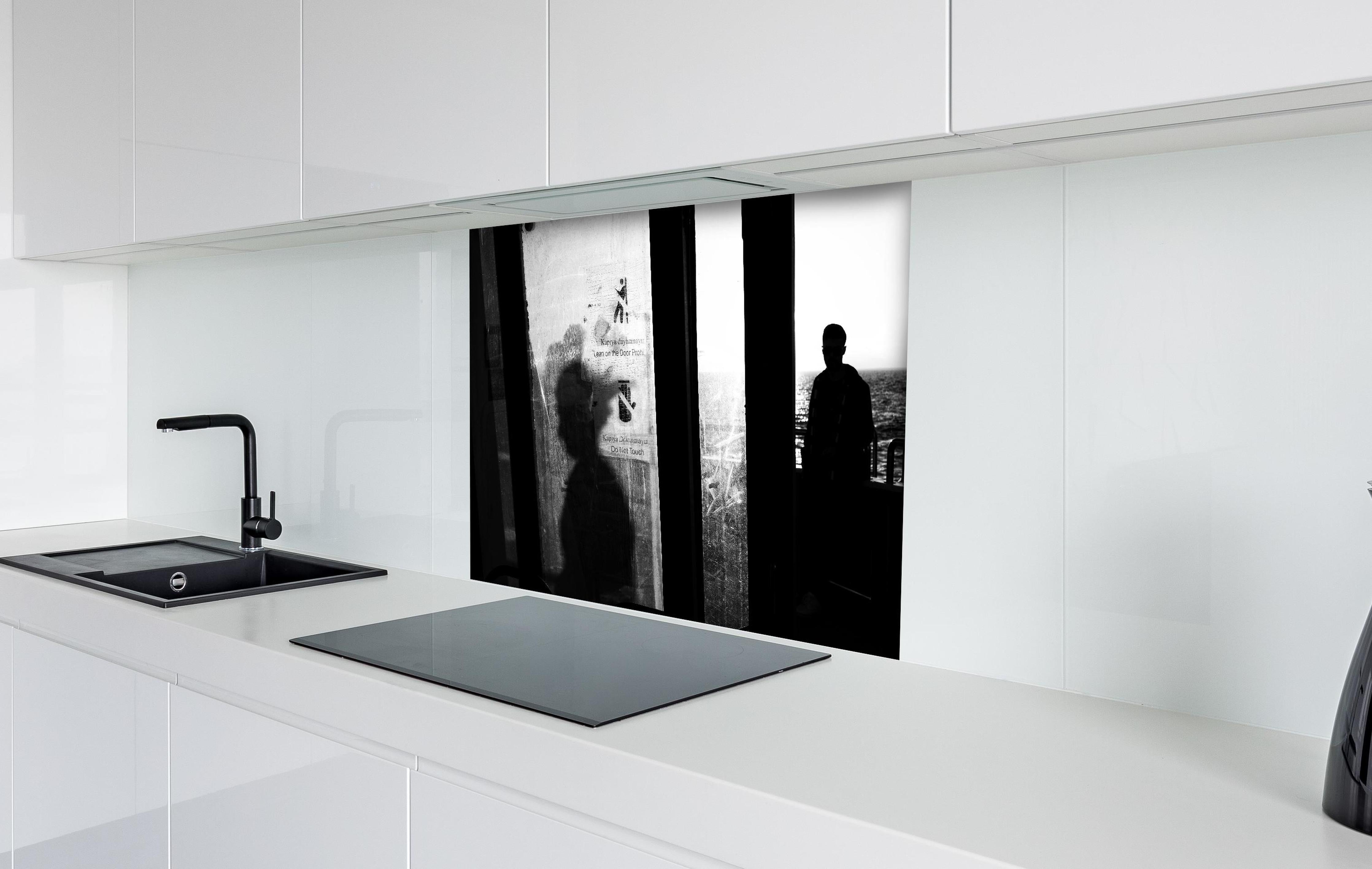 Spritzschutz - Städtisches Bild mit Silhouetten hinter einem Cerankochfeld zwischen Holz-Kochutensilien