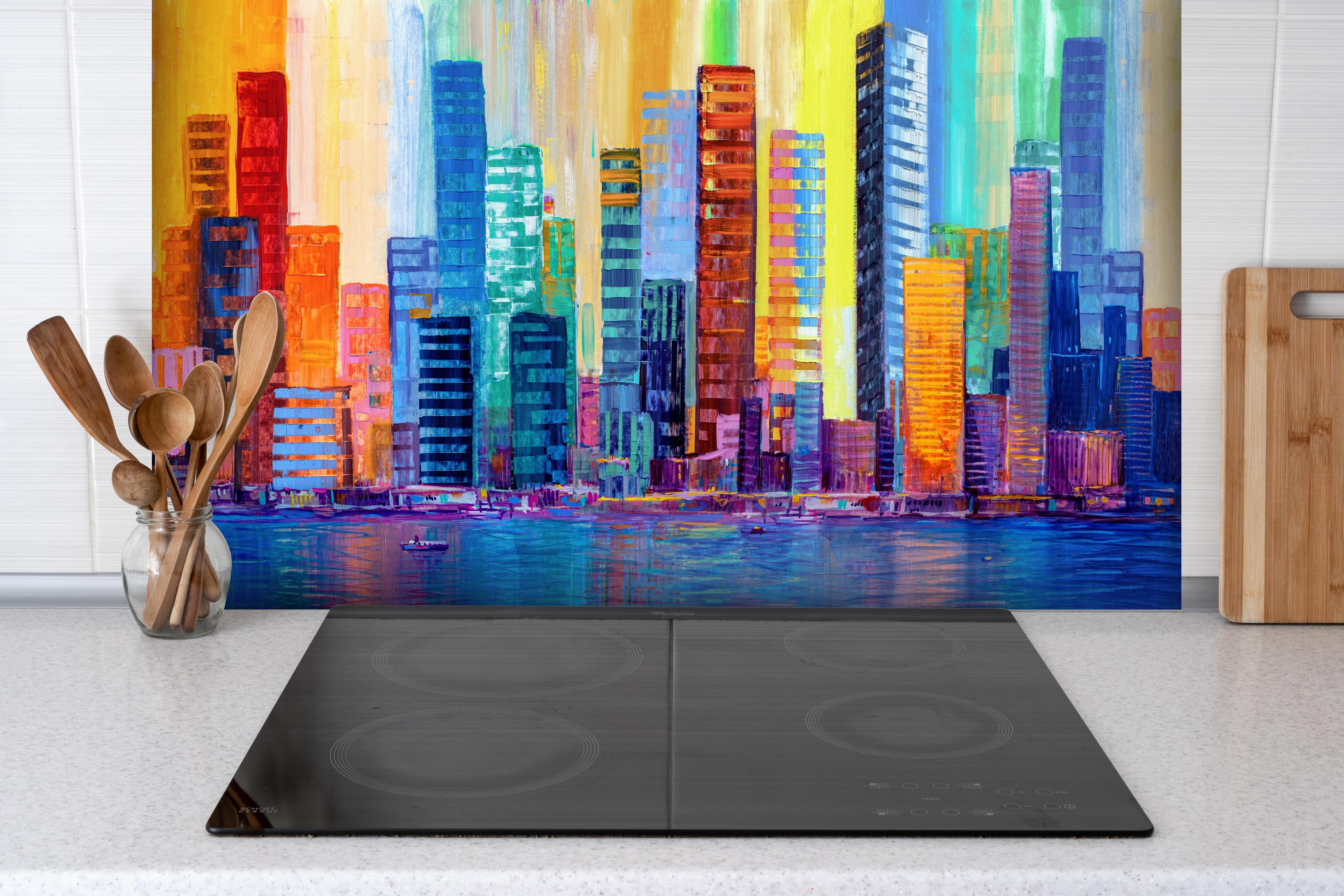 Spritzschutz - Städtisches Gemälde - Bunt hinter einem Cerankochfeld zwischen Holz-Kochutensilien