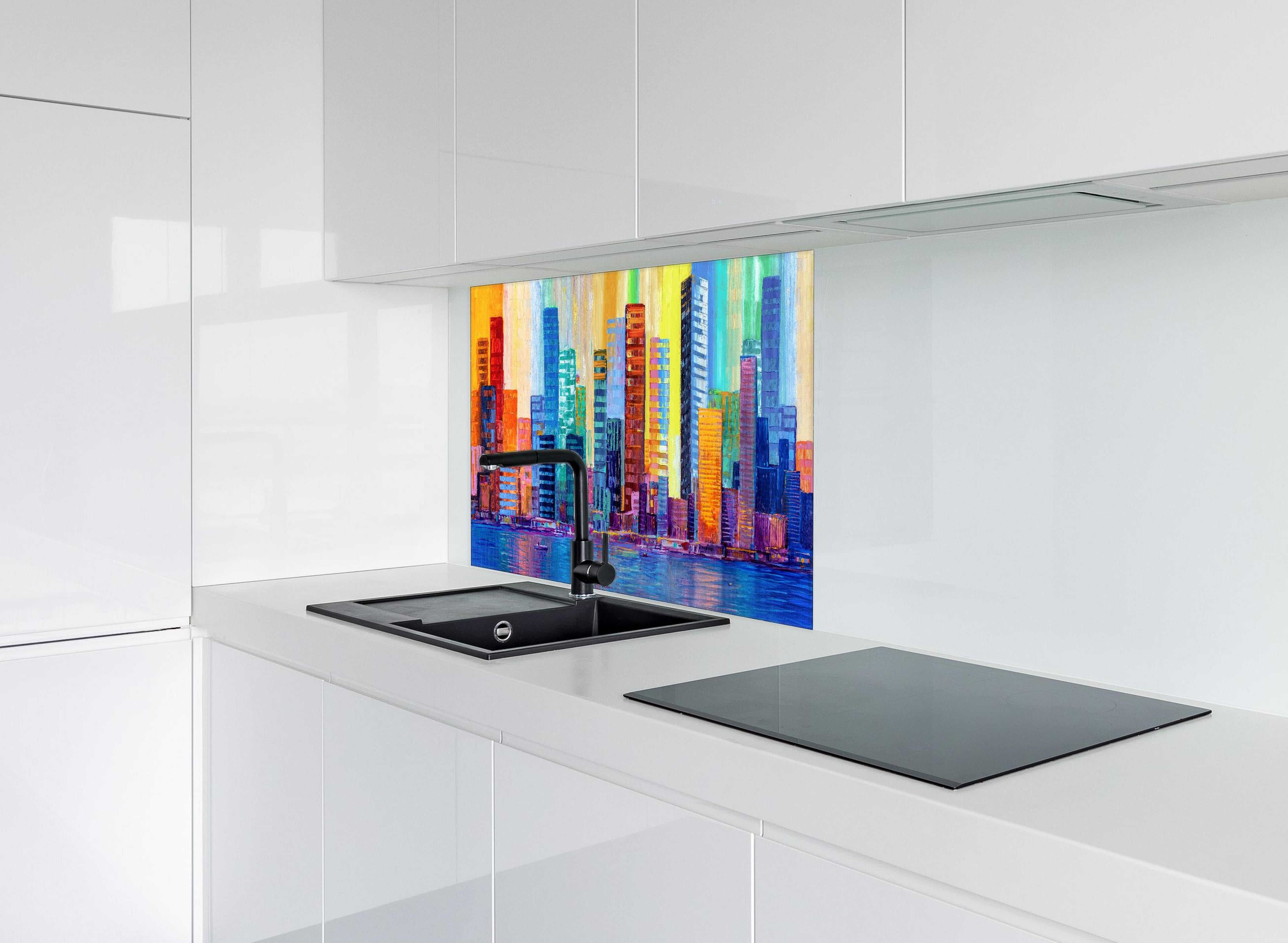 Spritzschutz - Städtisches Gemälde - Bunt hinter einem Cerankochfeld zwischen Holz-Kochutensilien