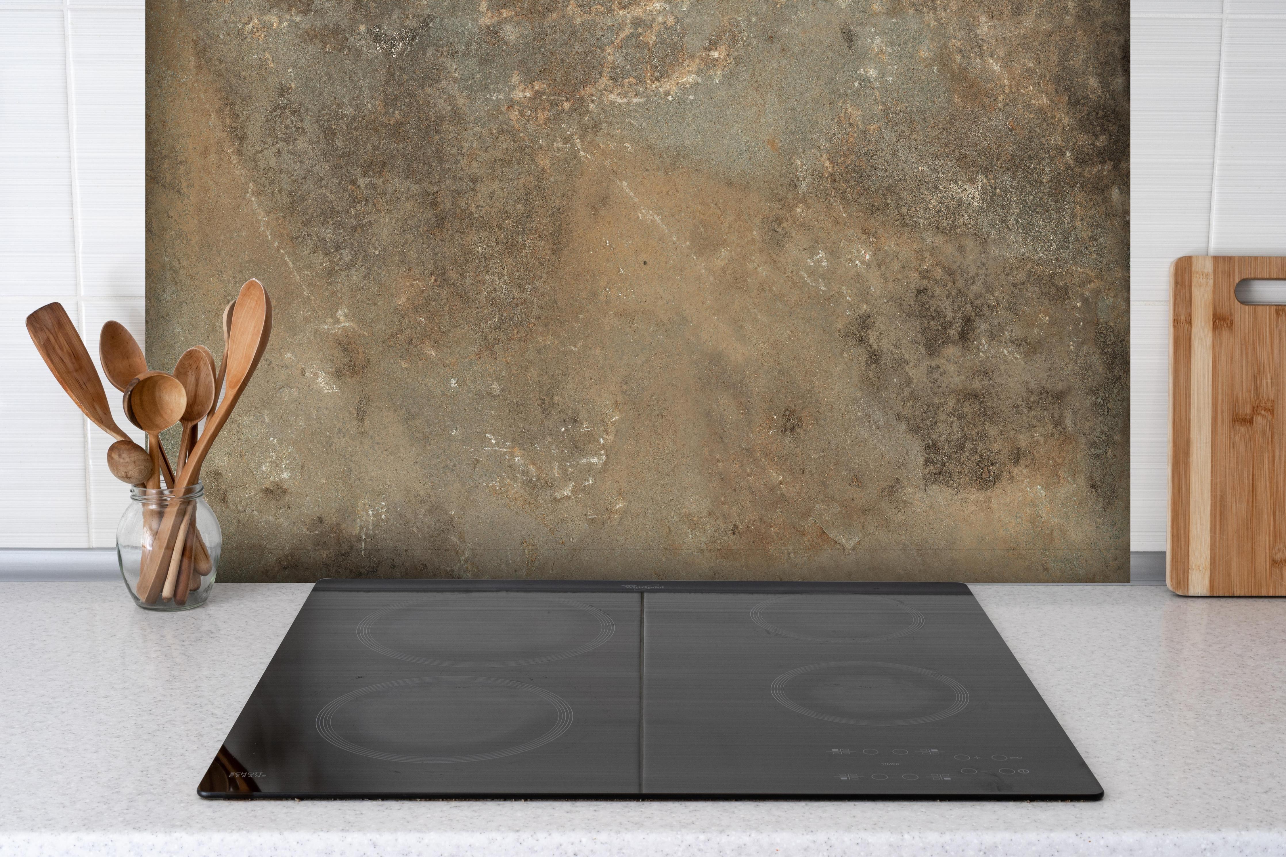 Spritzschutz - Steinige Zement Struktur hinter einem Cerankochfeld zwischen Holz-Kochutensilien