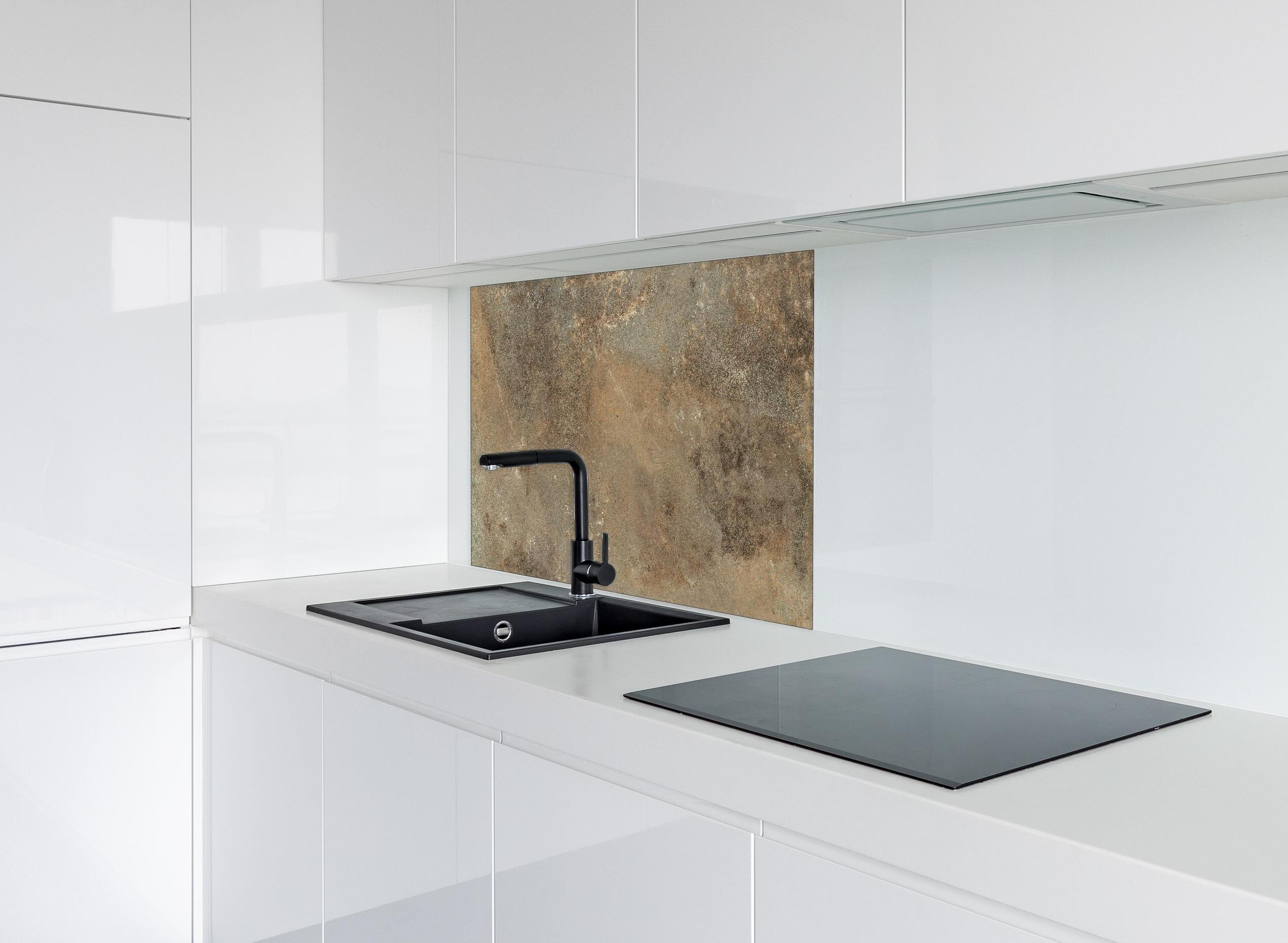 Spritzschutz - Steinige Zement Struktur hinter einem Cerankochfeld zwischen Holz-Kochutensilien