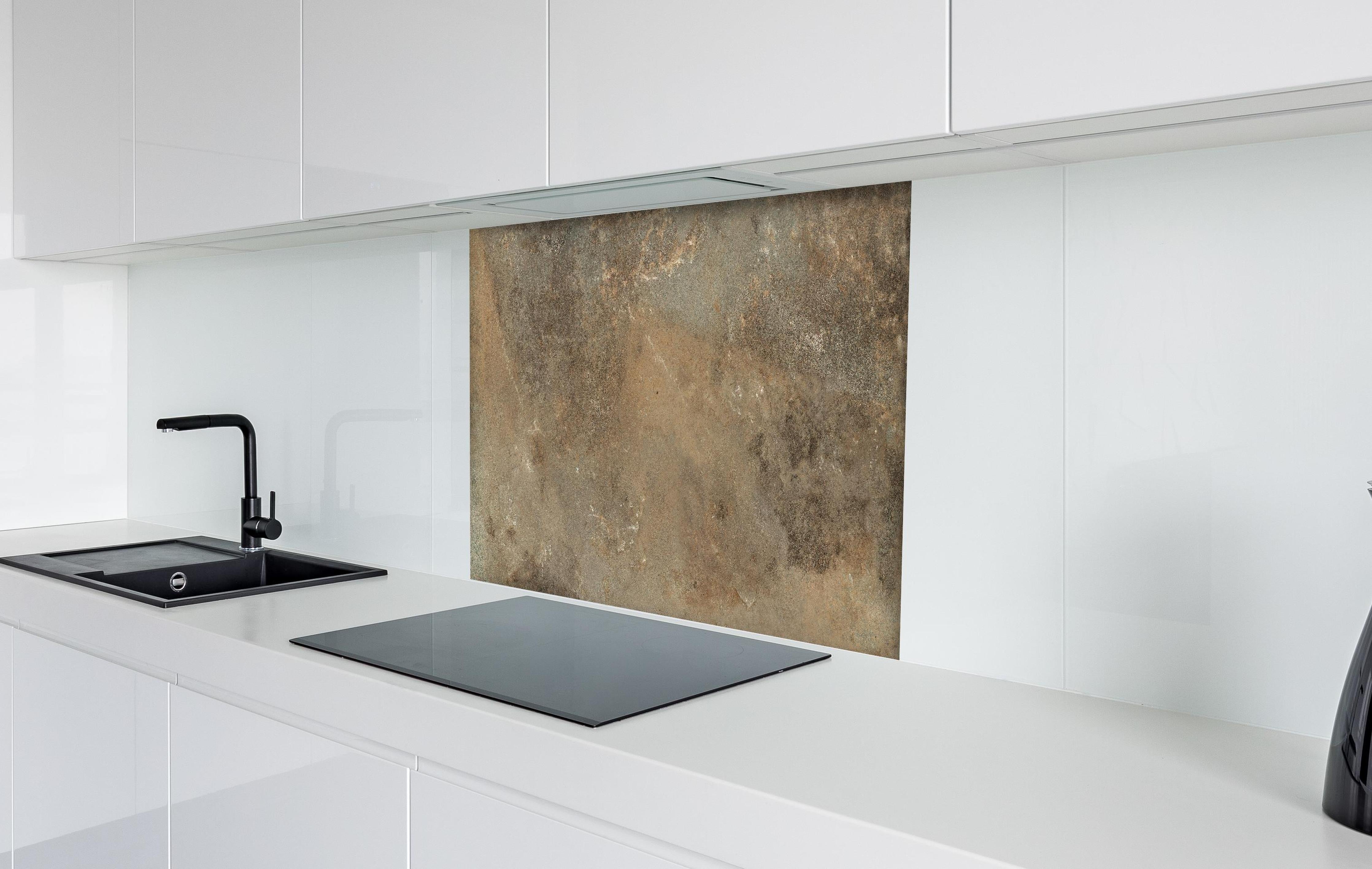 Spritzschutz - Steinige Zement Struktur hinter einem Cerankochfeld zwischen Holz-Kochutensilien