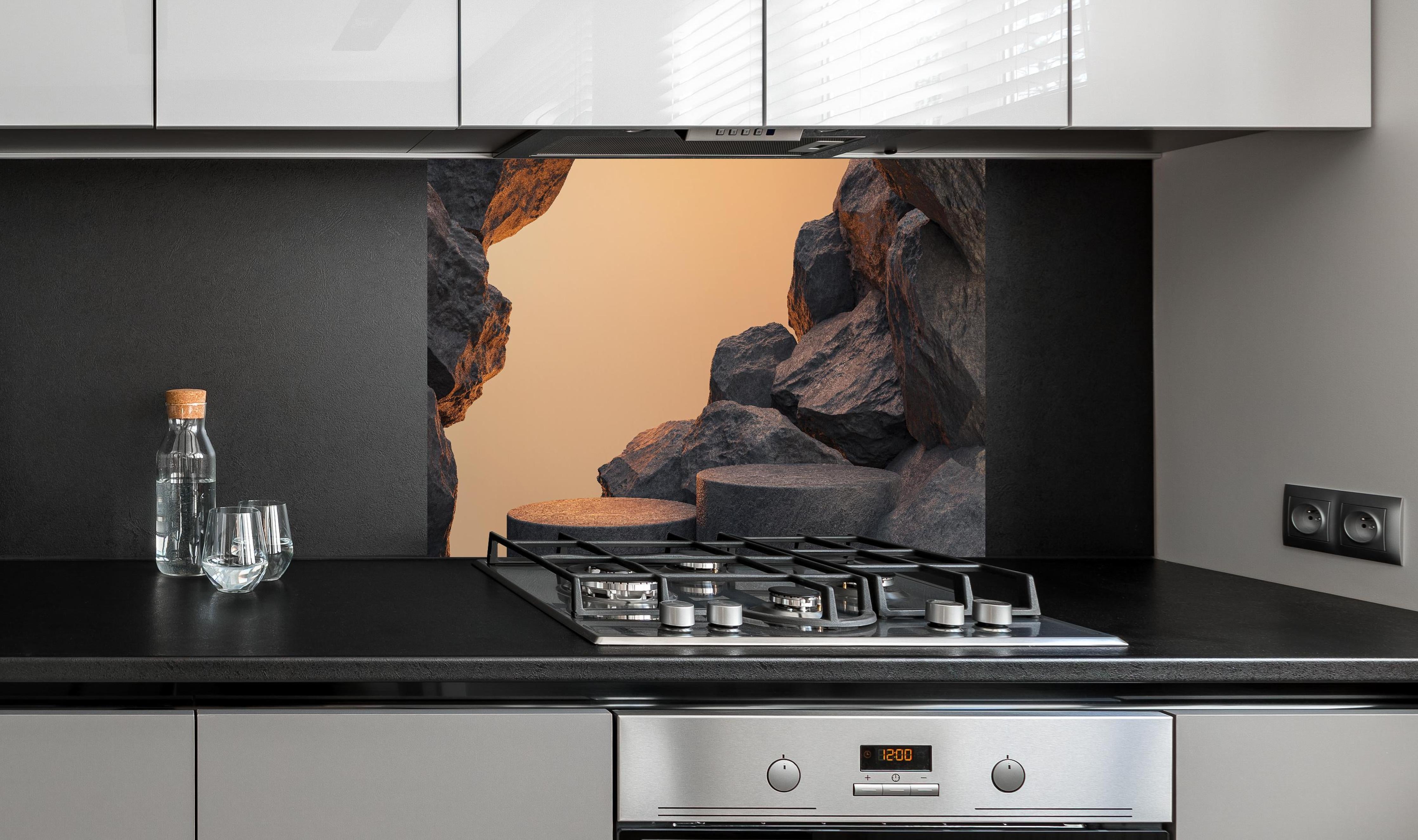 Spritzschutz - Steiniger Hintergrund - Grau hinter einem Cerankochfeld zwischen Holz-Kochutensilien