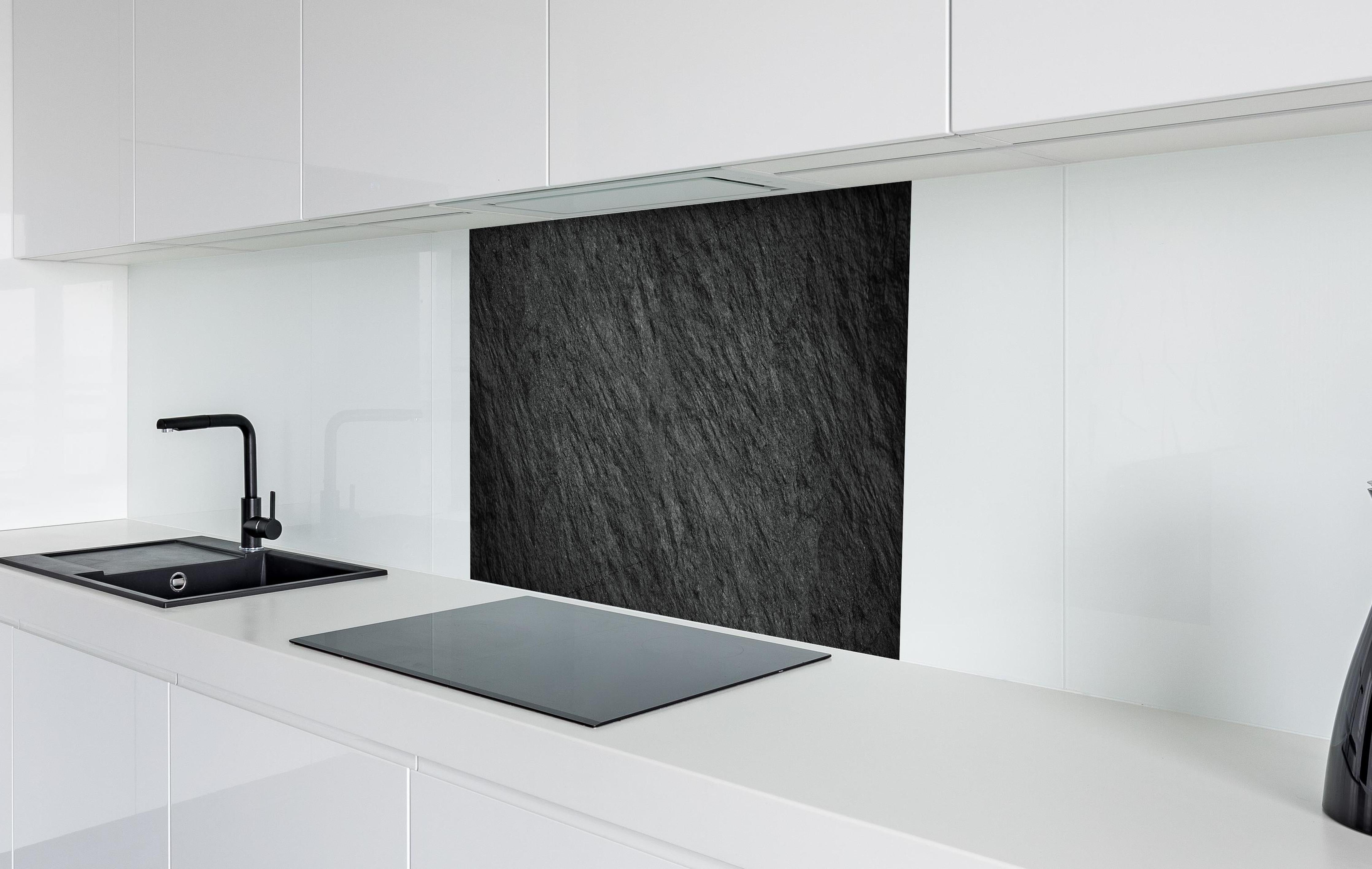 Spritzschutz - Steintextur mit Rissen hinter einem Cerankochfeld zwischen Holz-Kochutensilien