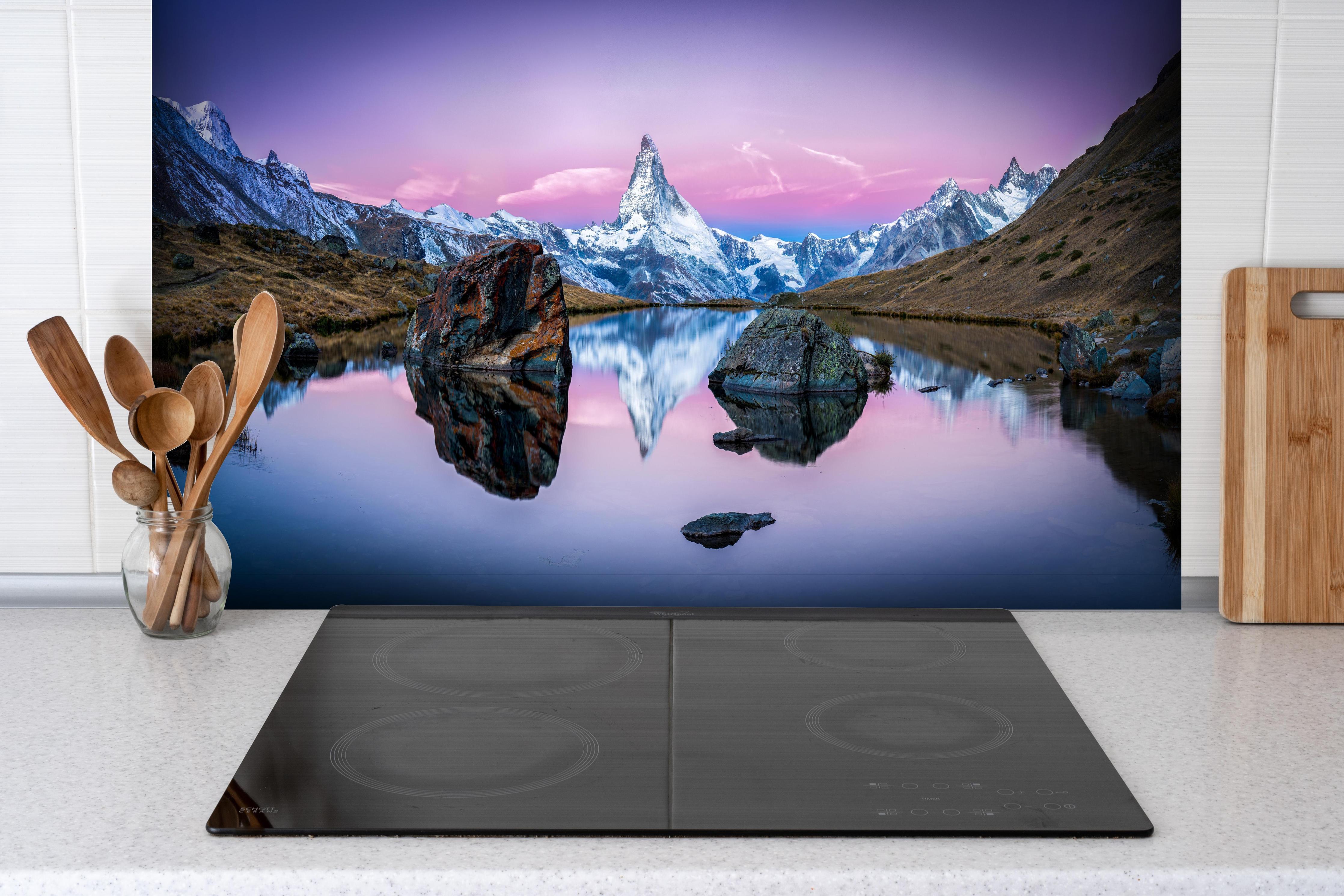 Spritzschutz - Stellisee in Schweiz - Matterhorn Panorama hinter einem Cerankochfeld zwischen Holz-Kochutensilien