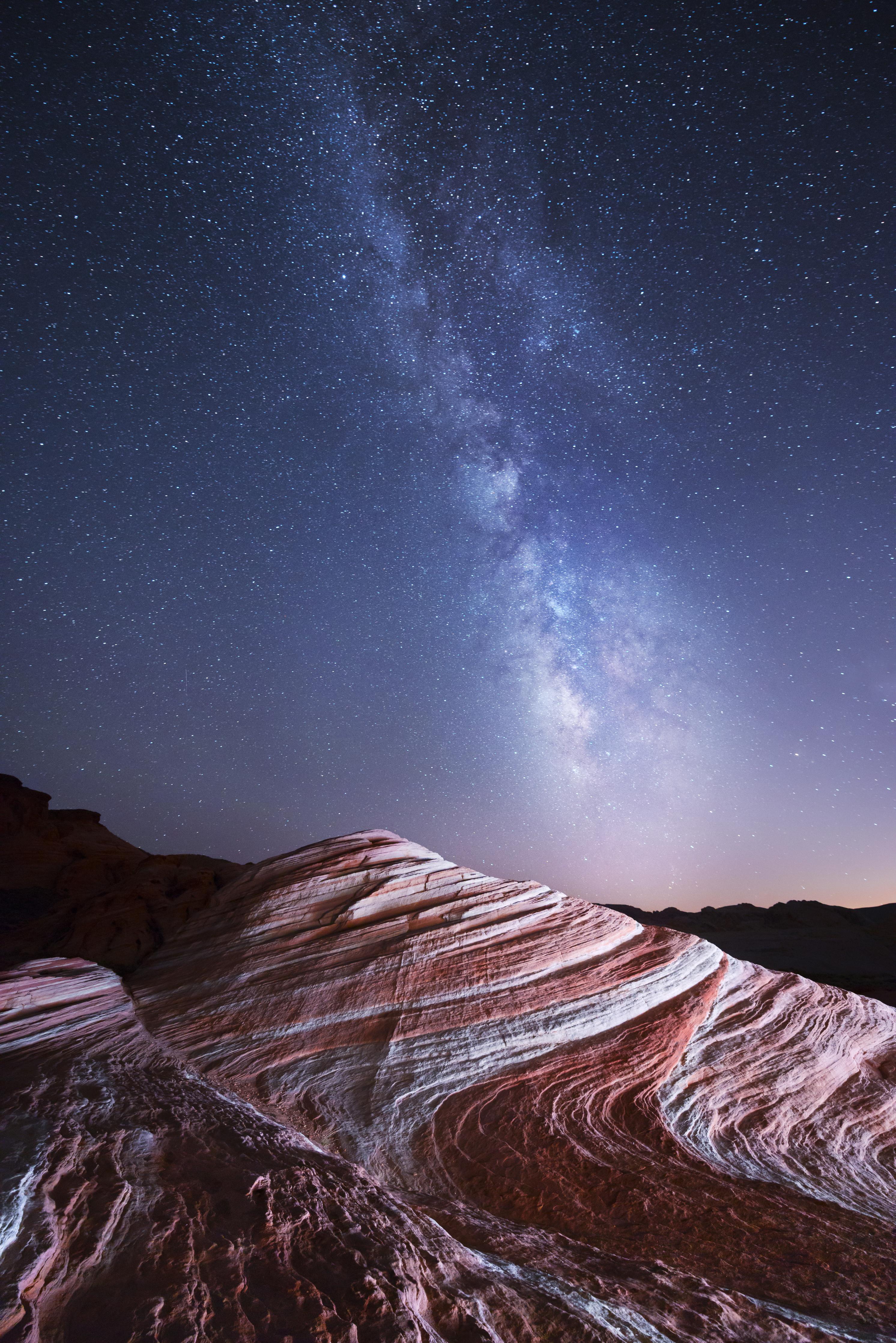 Spritzschutz-Sterne über rot-gestreifter Berglandschaft