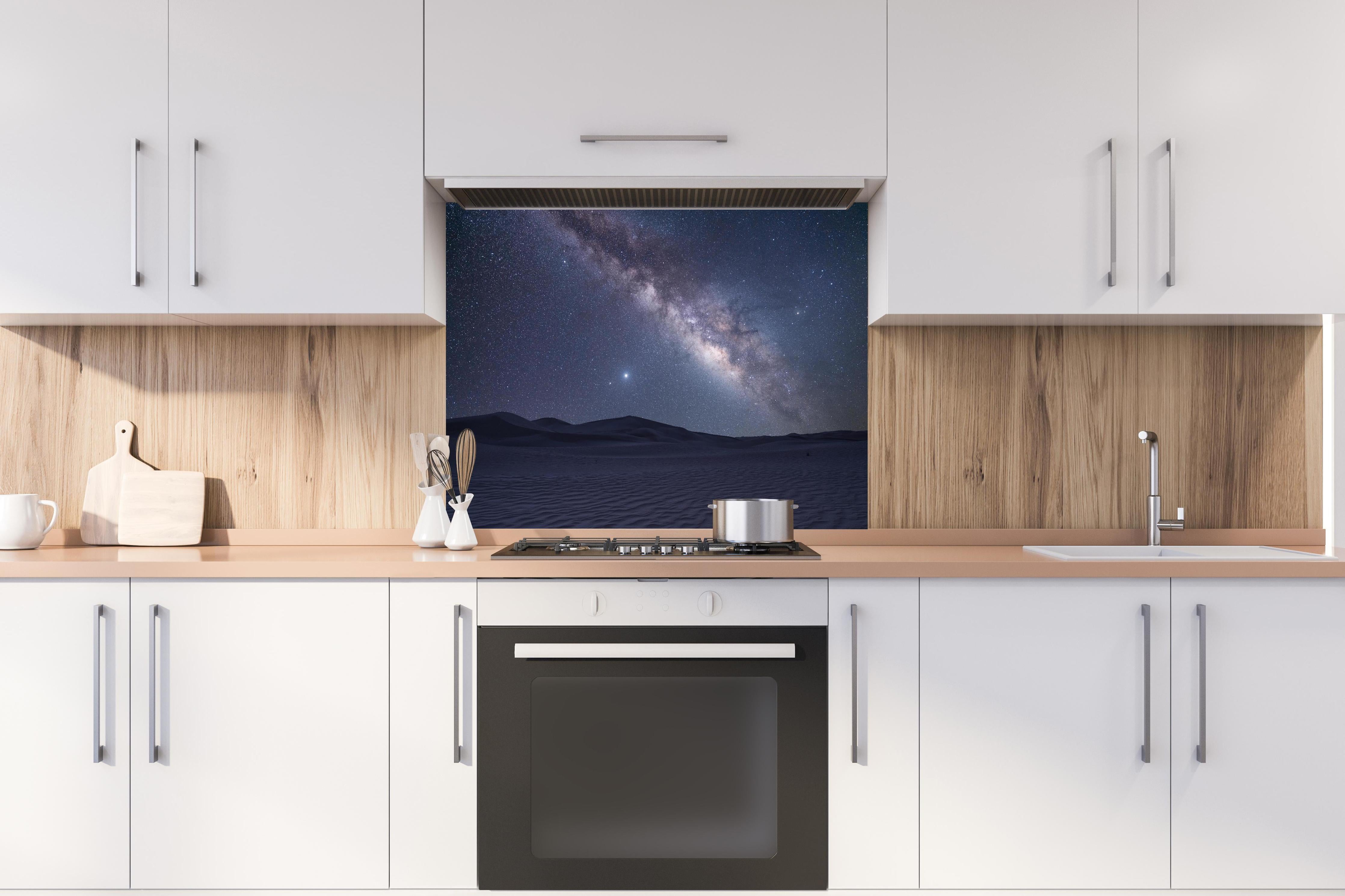 Spritzschutz - Sternenklarer Nachthimmel hinter einem Cerankochfeld zwischen Holz-Kochutensilien