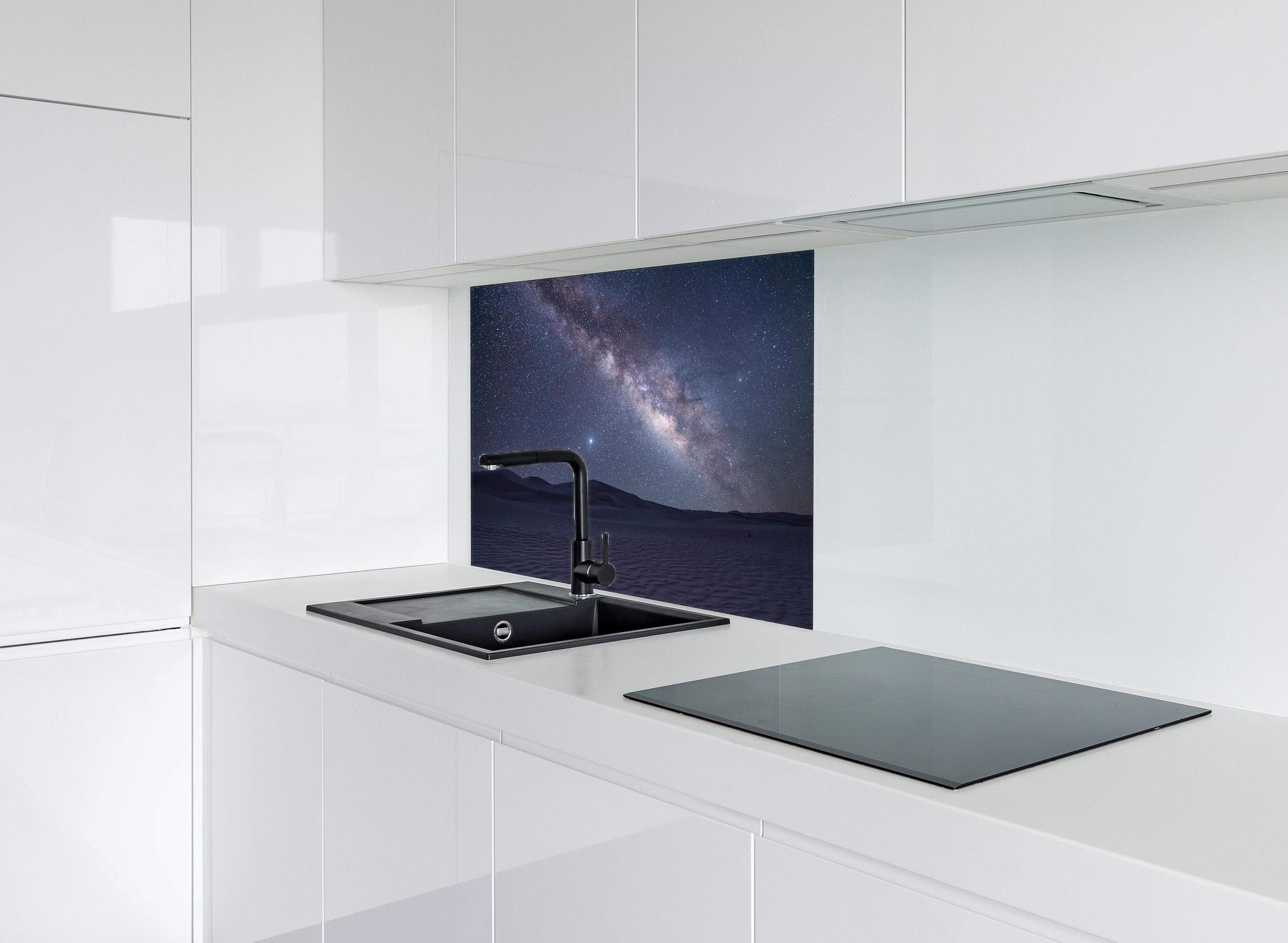 Spritzschutz - Sternenklarer Nachthimmel hinter einem Cerankochfeld zwischen Holz-Kochutensilien