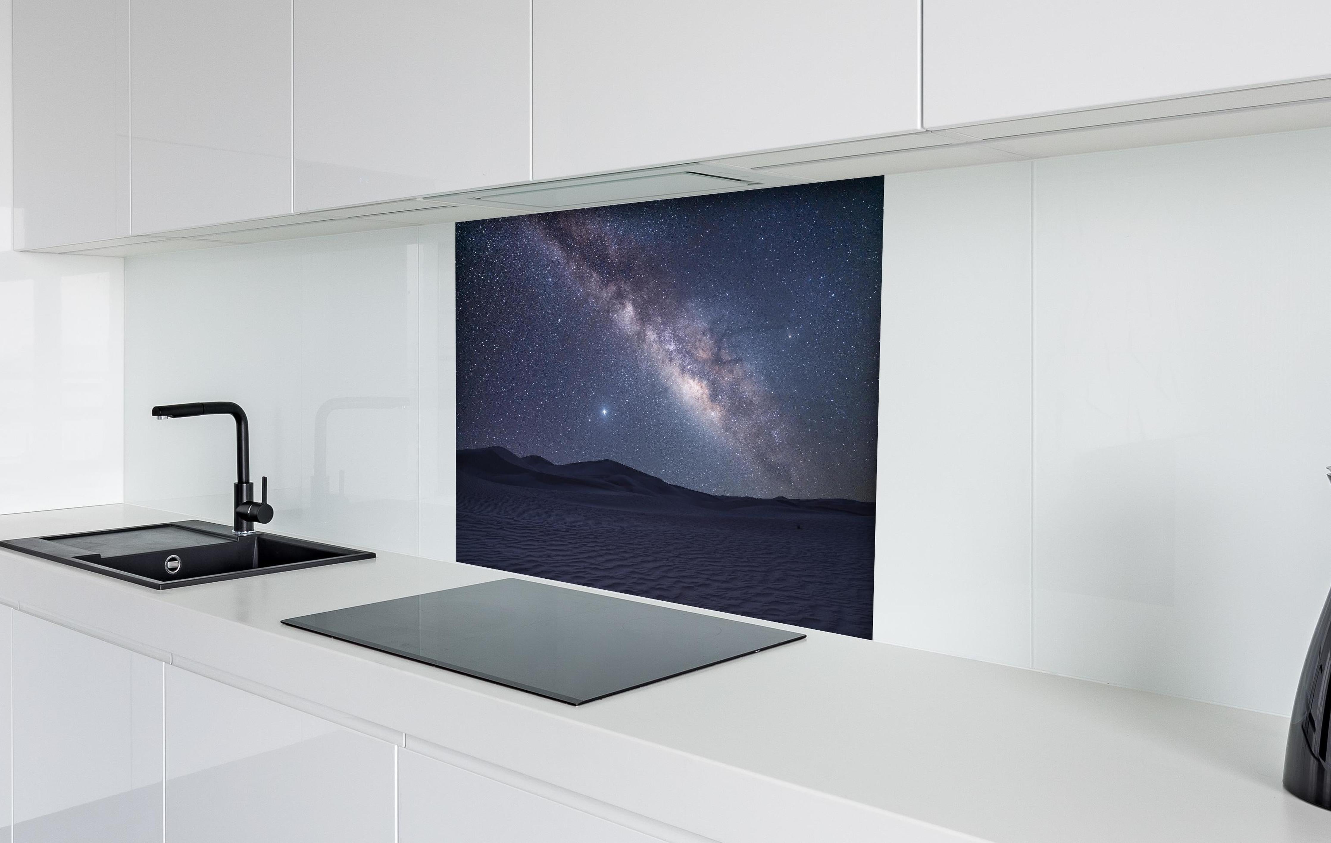 Spritzschutz - Sternenklarer Nachthimmel hinter einem Cerankochfeld zwischen Holz-Kochutensilien