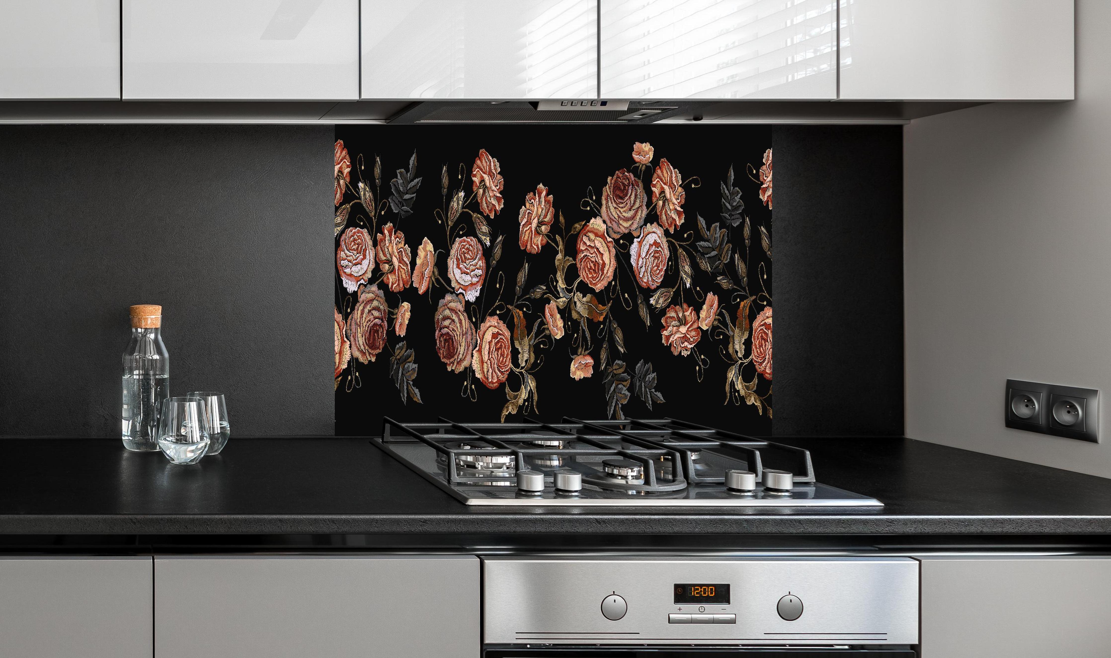 Spritzschutz - Stickerei Vintage Rosen auf Schwarz Muster hinter einem Cerankochfeld zwischen Holz-Kochutensilien