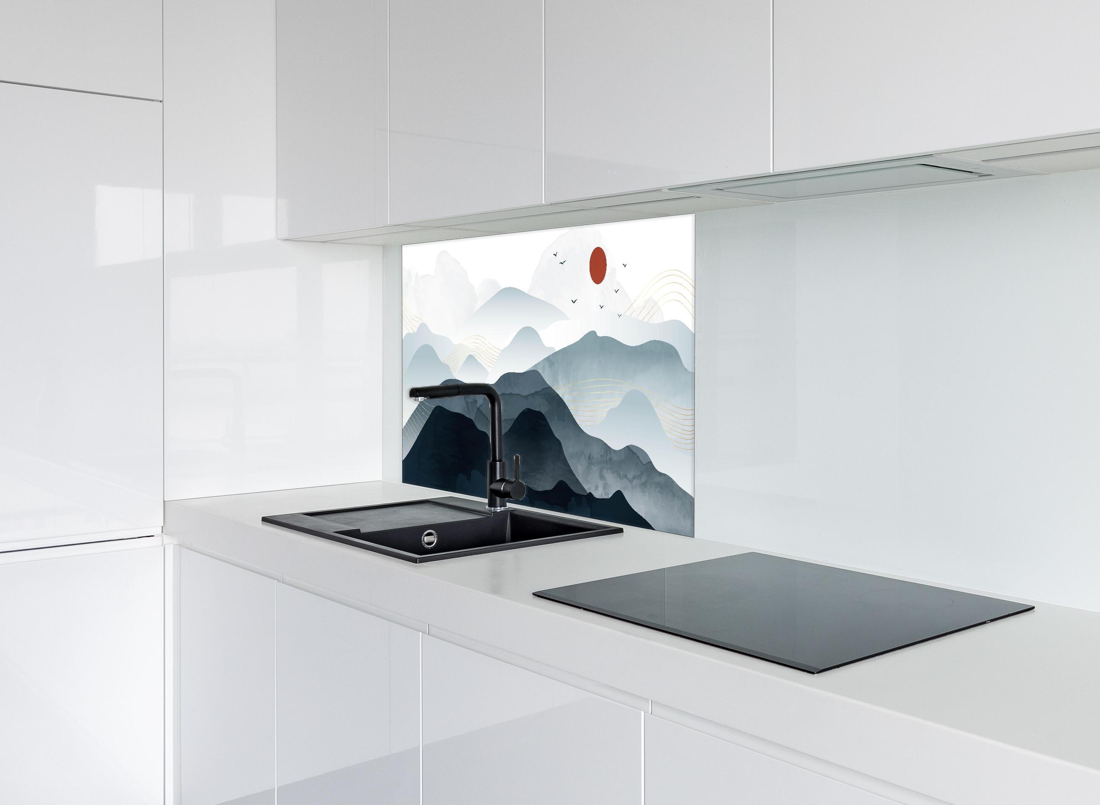 Spritzschutz - Stilisierte Berge unter Roter Sonne hinter einem Cerankochfeld zwischen Holz-Kochutensilien