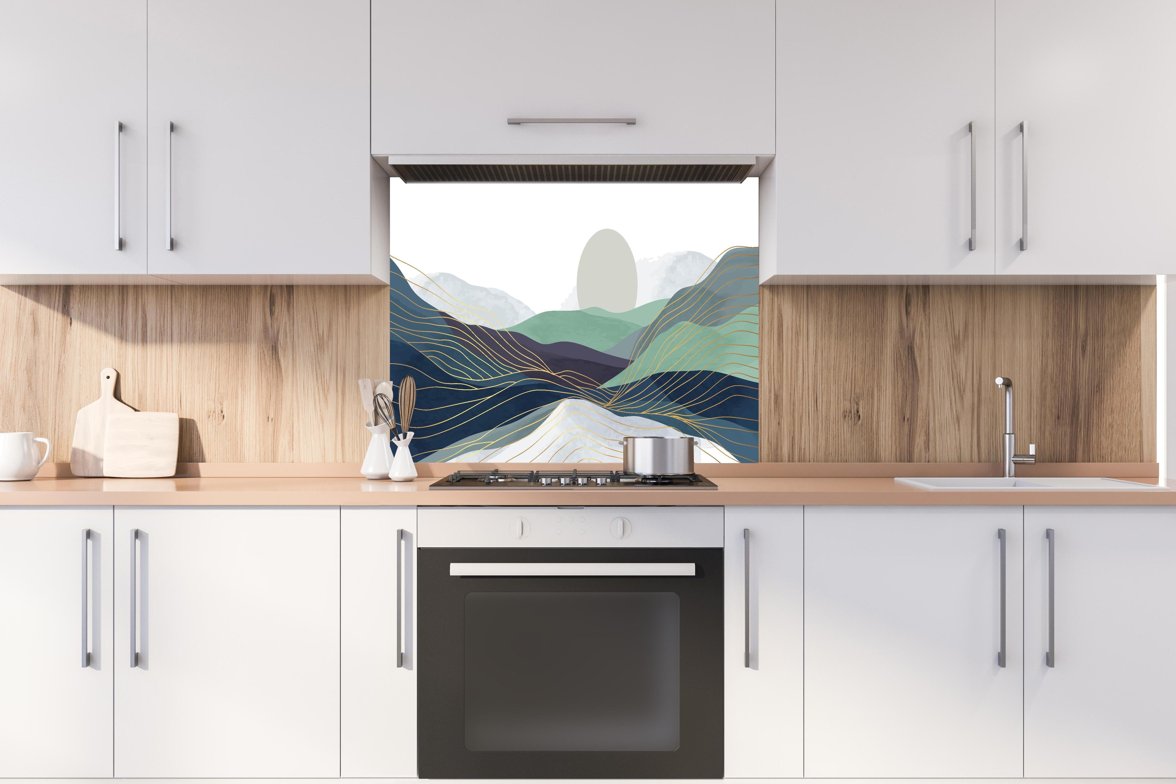 Spritzschutz - Stilisierte Hügel-Landschaft mit Sonne hinter einem Cerankochfeld zwischen Holz-Kochutensilien