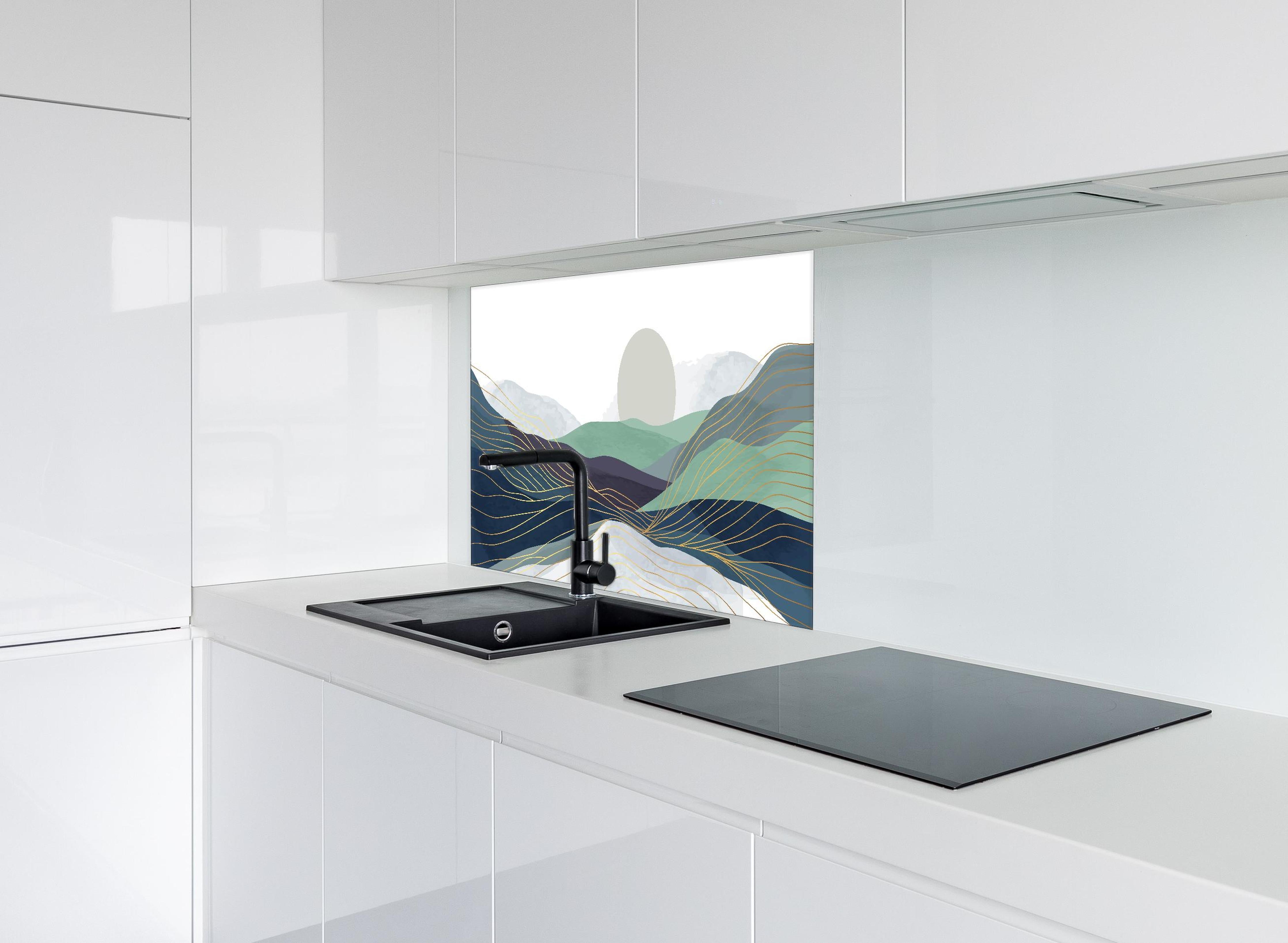 Spritzschutz - Stilisierte Hügel-Landschaft mit Sonne hinter einem Cerankochfeld zwischen Holz-Kochutensilien