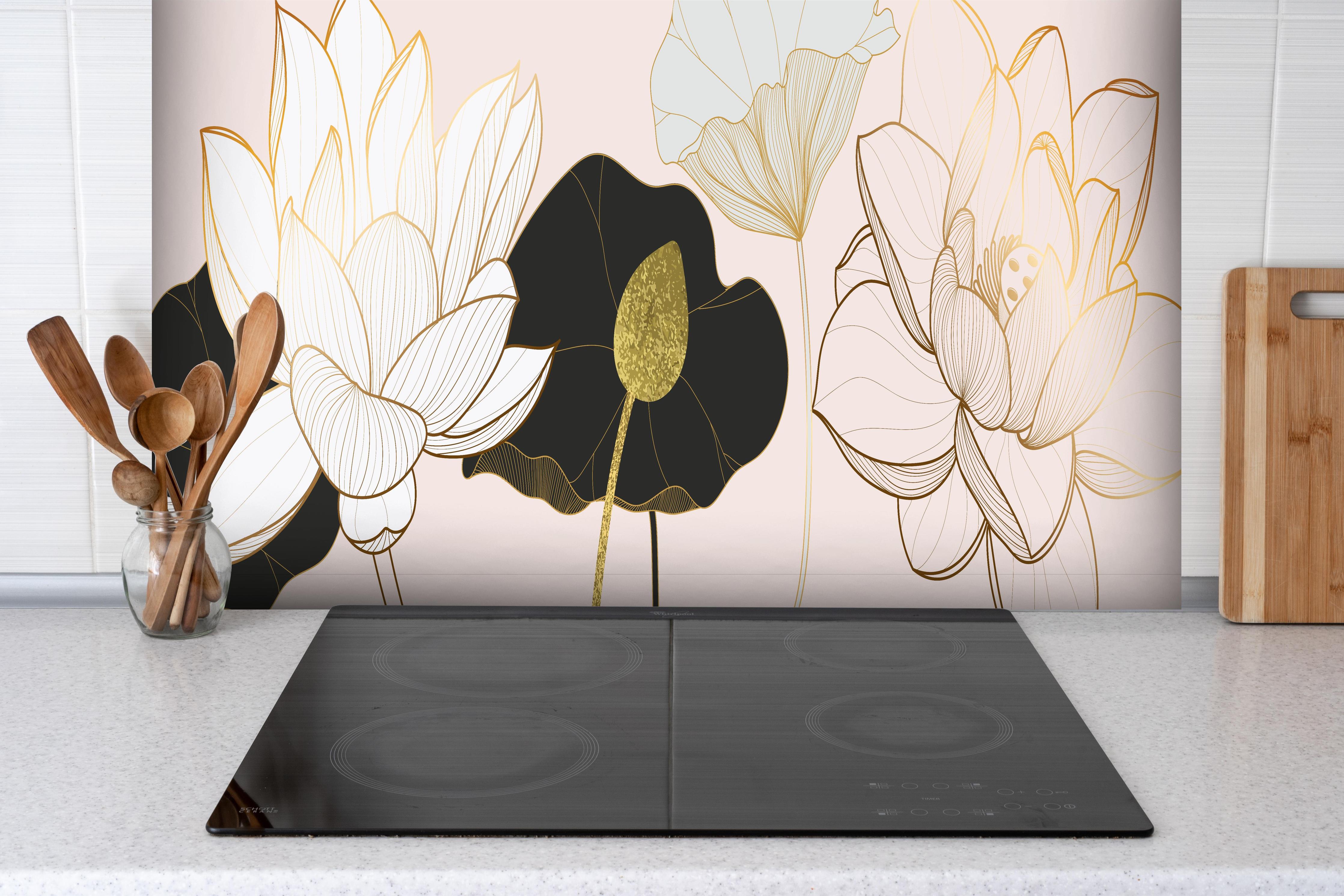 Spritzschutz - Stilisierte Lotus Kunst in Beige und Gold hinter einem Cerankochfeld zwischen Holz-Kochutensilien