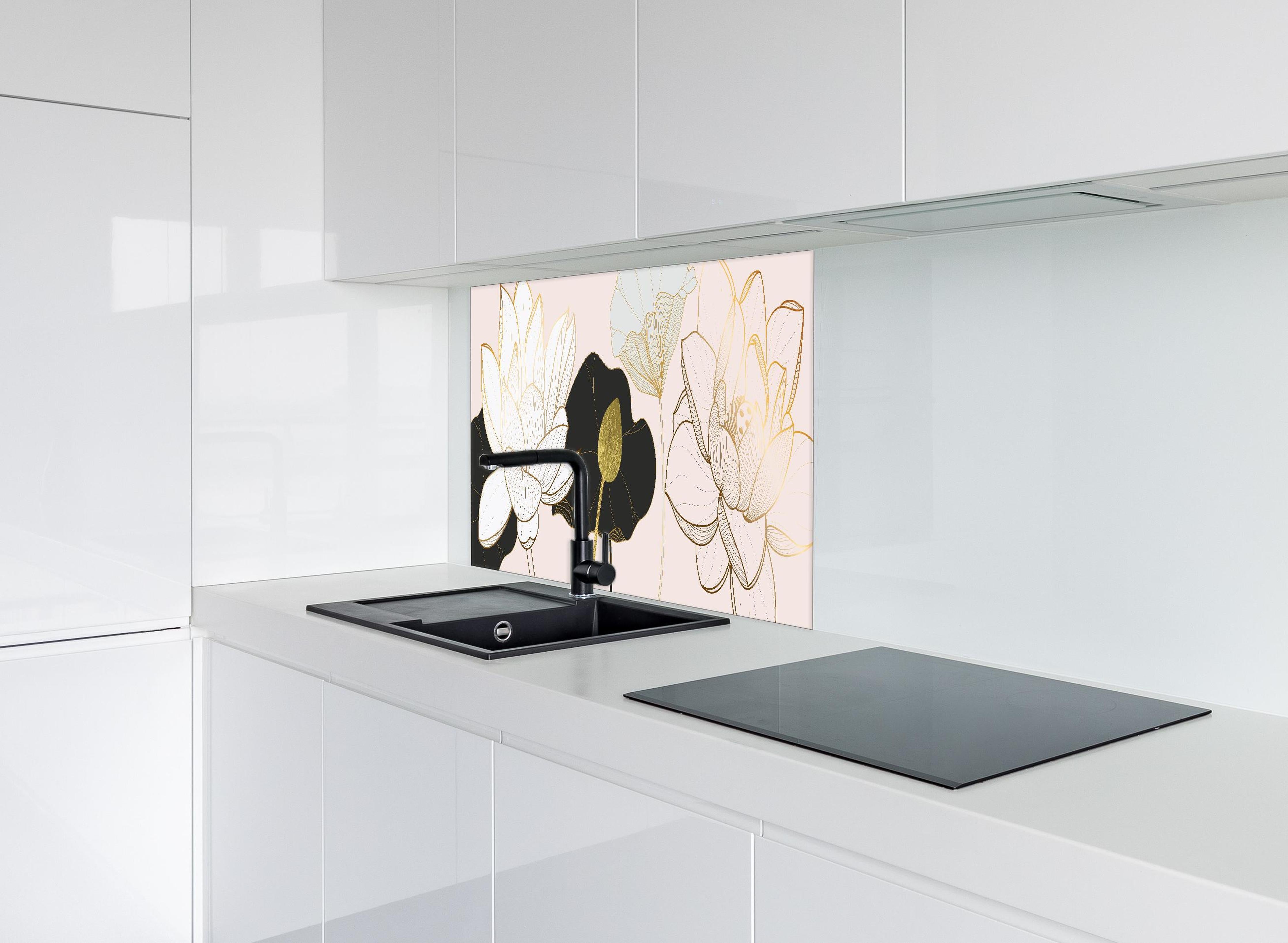 Spritzschutz - Stilisierte Lotus Kunst in Beige und Gold hinter einem Cerankochfeld zwischen Holz-Kochutensilien