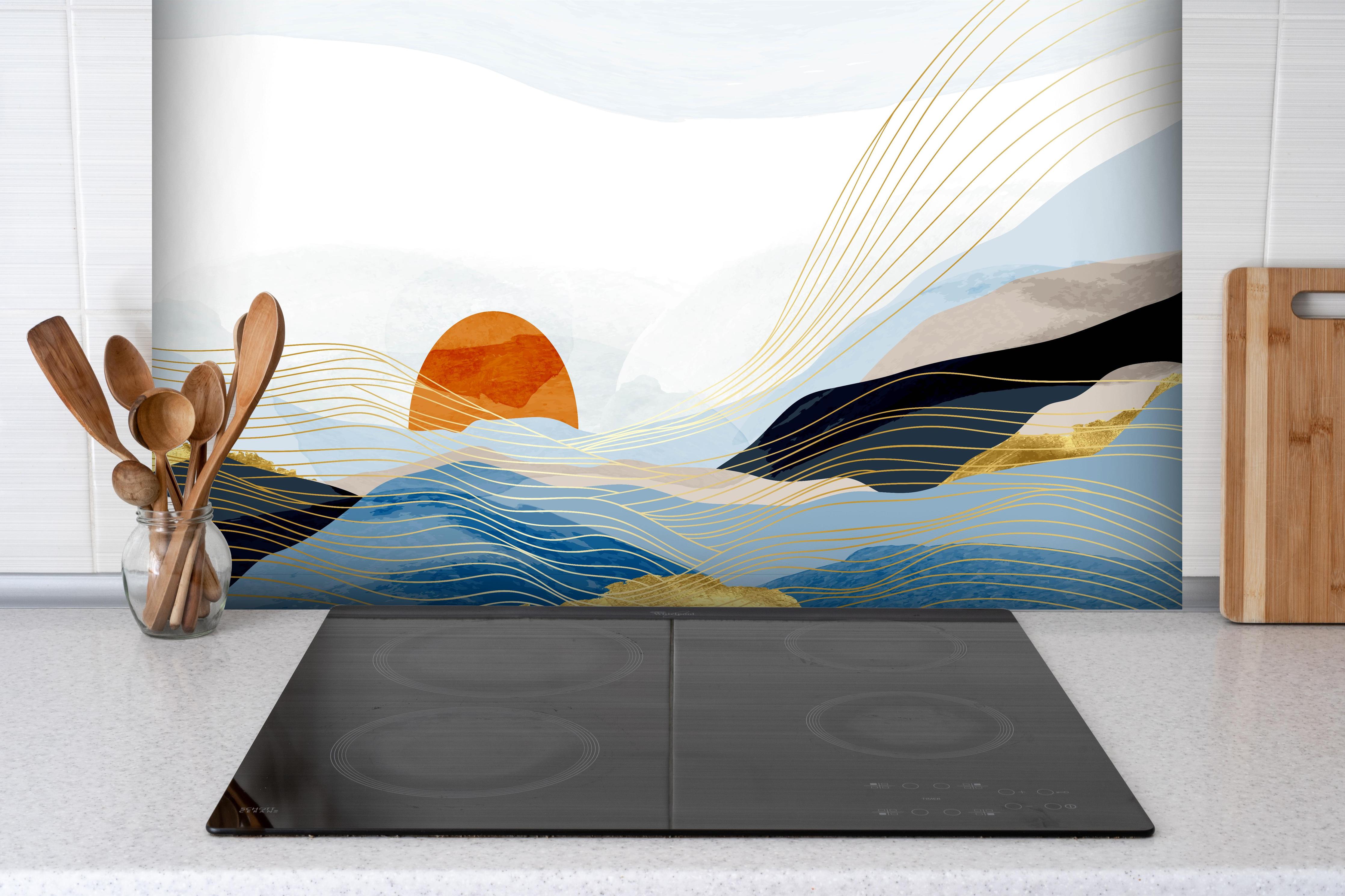 Spritzschutz - Stilisierte abstrakte Meer-Landschaft mit Sonne hinter einem Cerankochfeld zwischen Holz-Kochutensilien