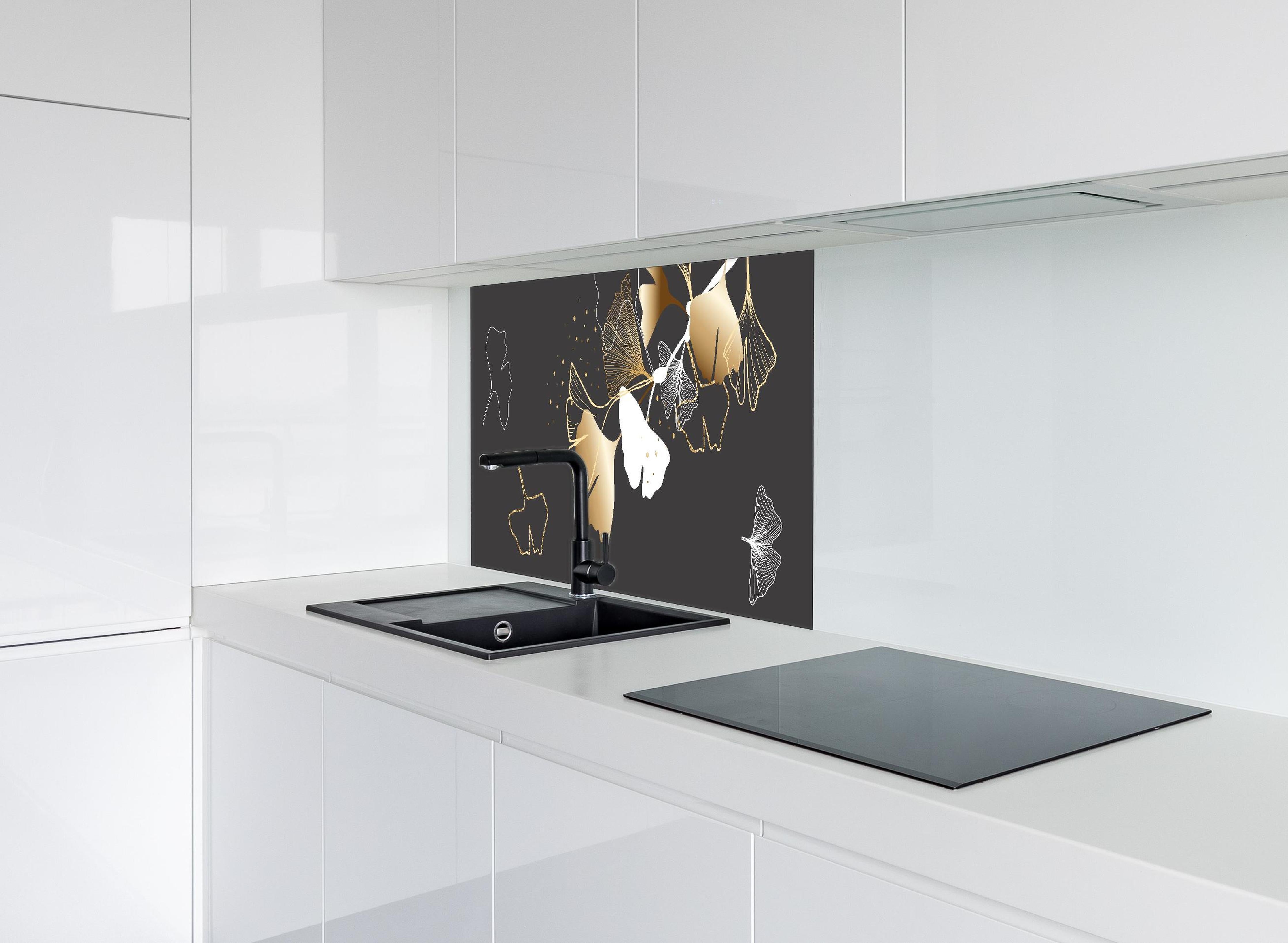 Spritzschutz - Stilisiertes Ginkgo-Design in Gold und Schwarz hinter einem Cerankochfeld zwischen Holz-Kochutensilien