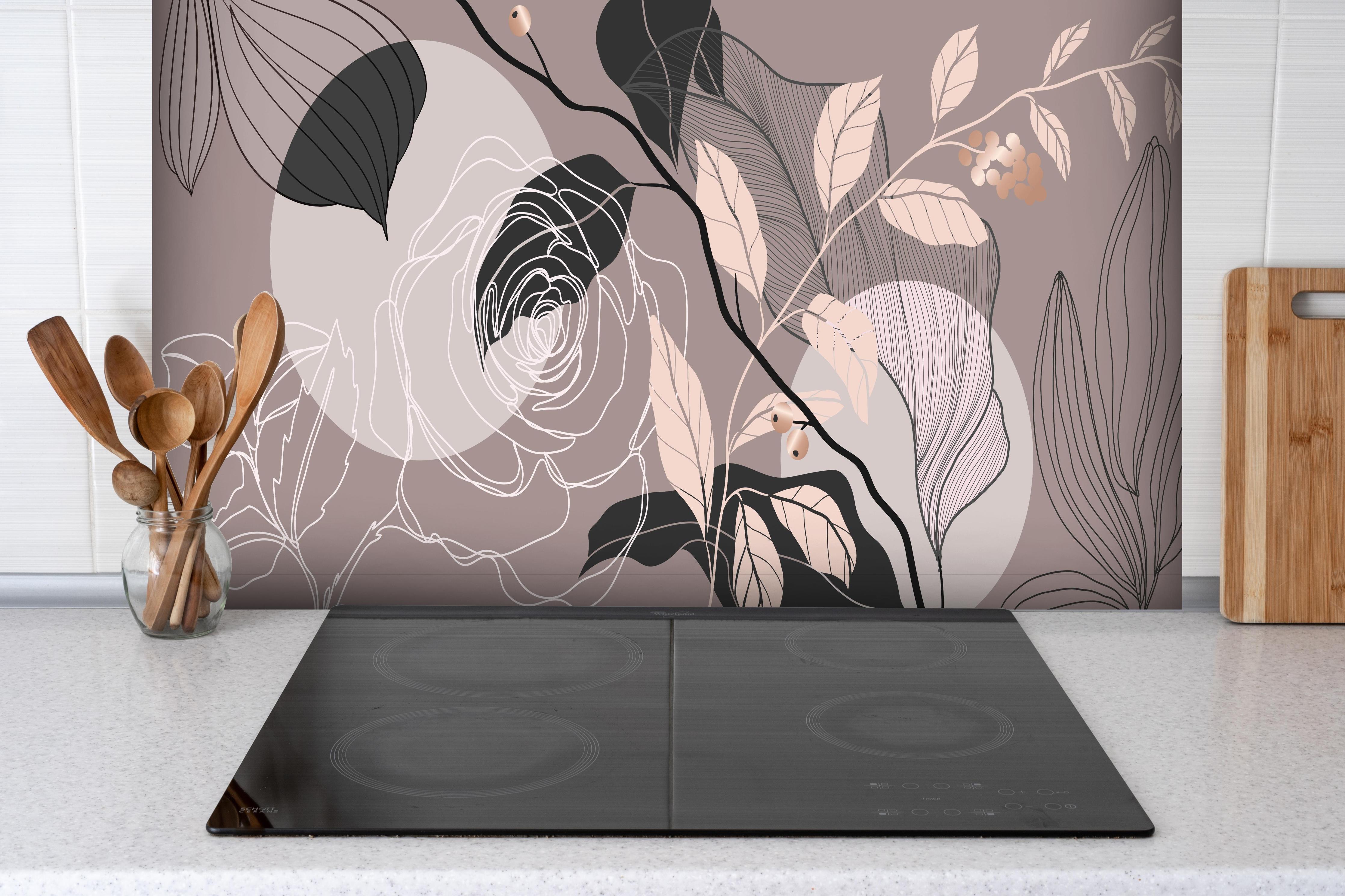 Spritzschutz - Stilvolle Blumenkunst in Schwarz-Weiß-Beige hinter einem Cerankochfeld zwischen Holz-Kochutensilien