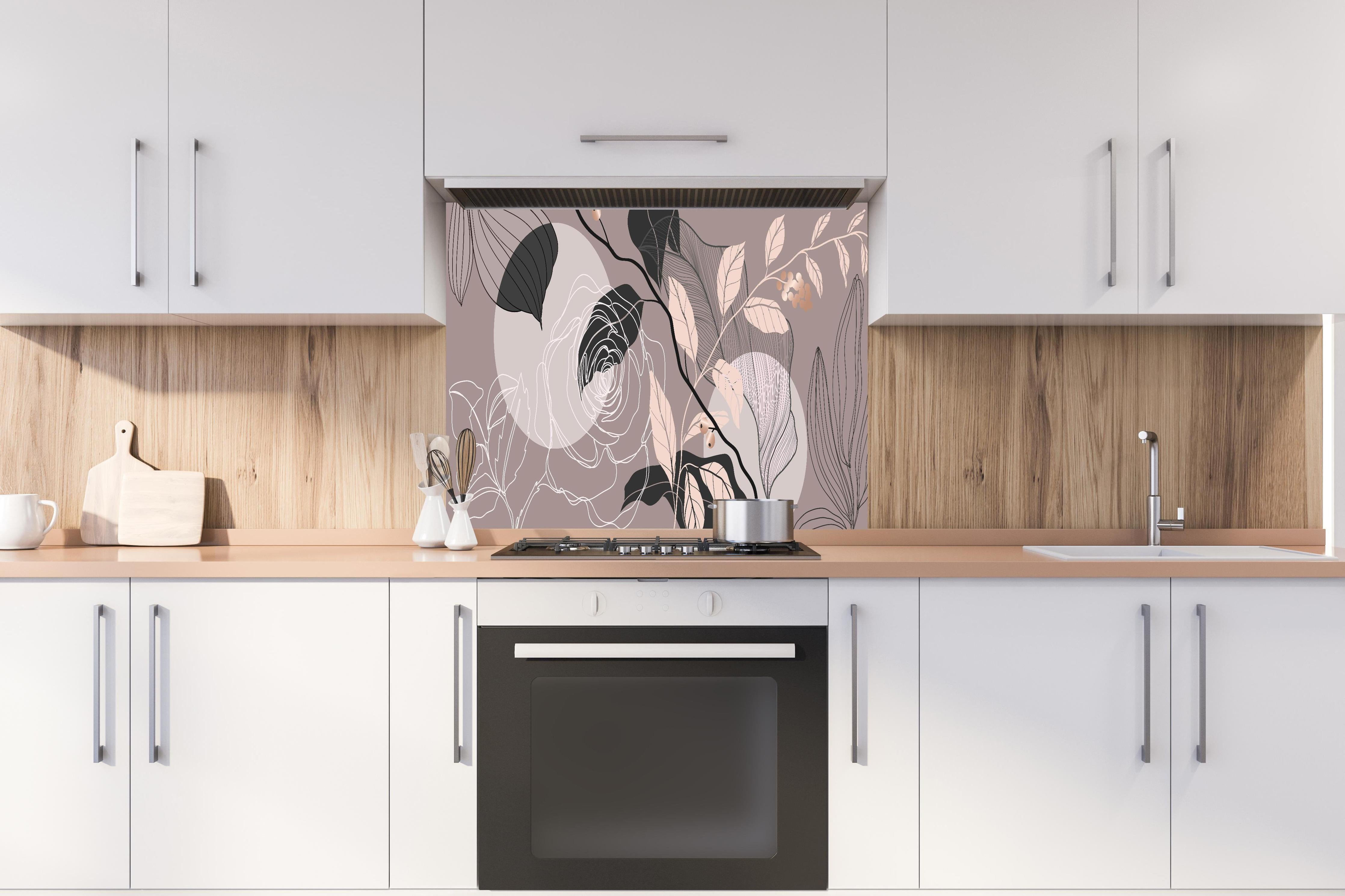 Spritzschutz - Stilvolle Blumenkunst in Schwarz-Weiß-Beige hinter einem Cerankochfeld zwischen Holz-Kochutensilien