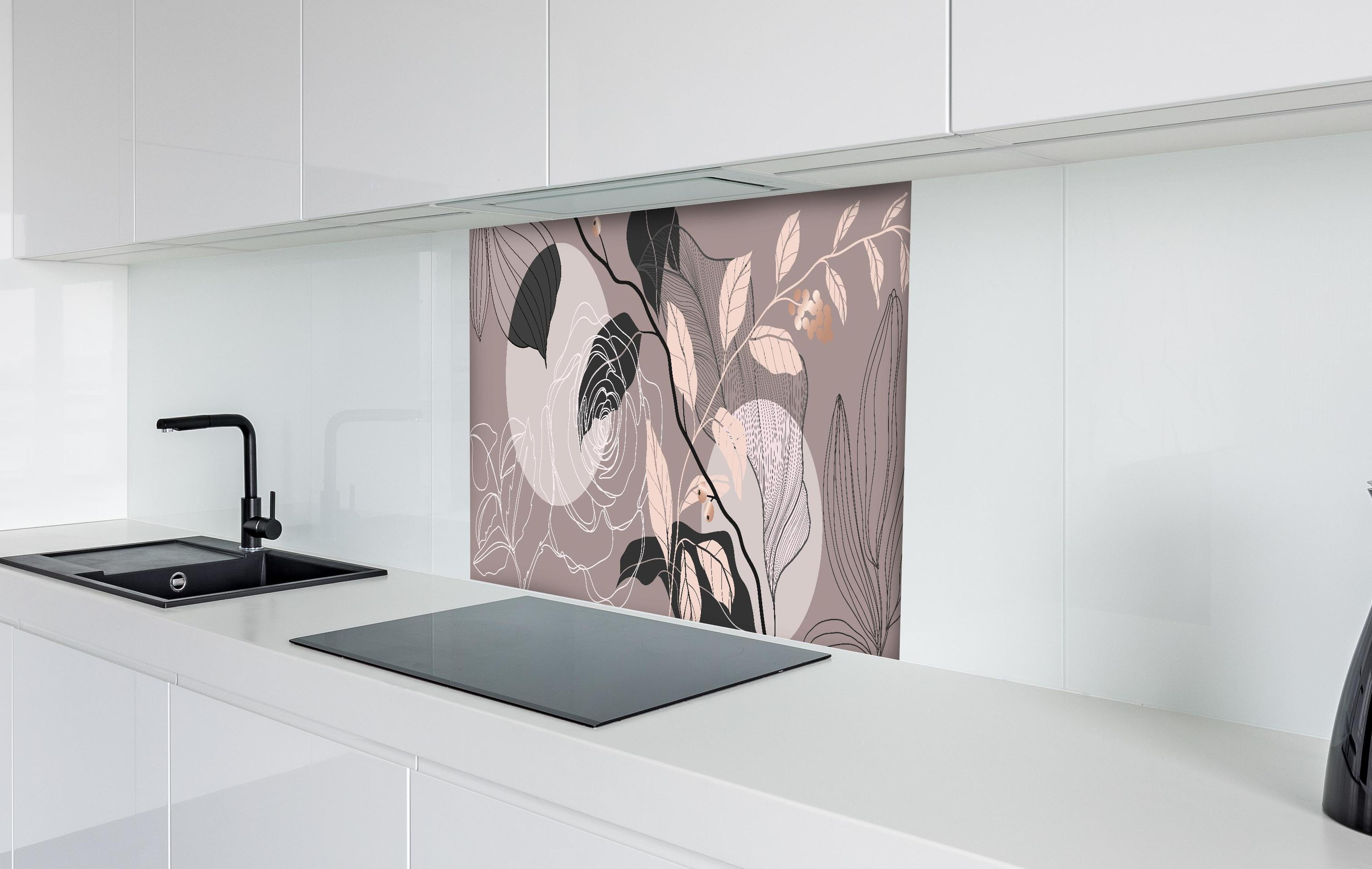 Spritzschutz - Stilvolle Blumenkunst in Schwarz-Weiß-Beige hinter einem Cerankochfeld zwischen Holz-Kochutensilien