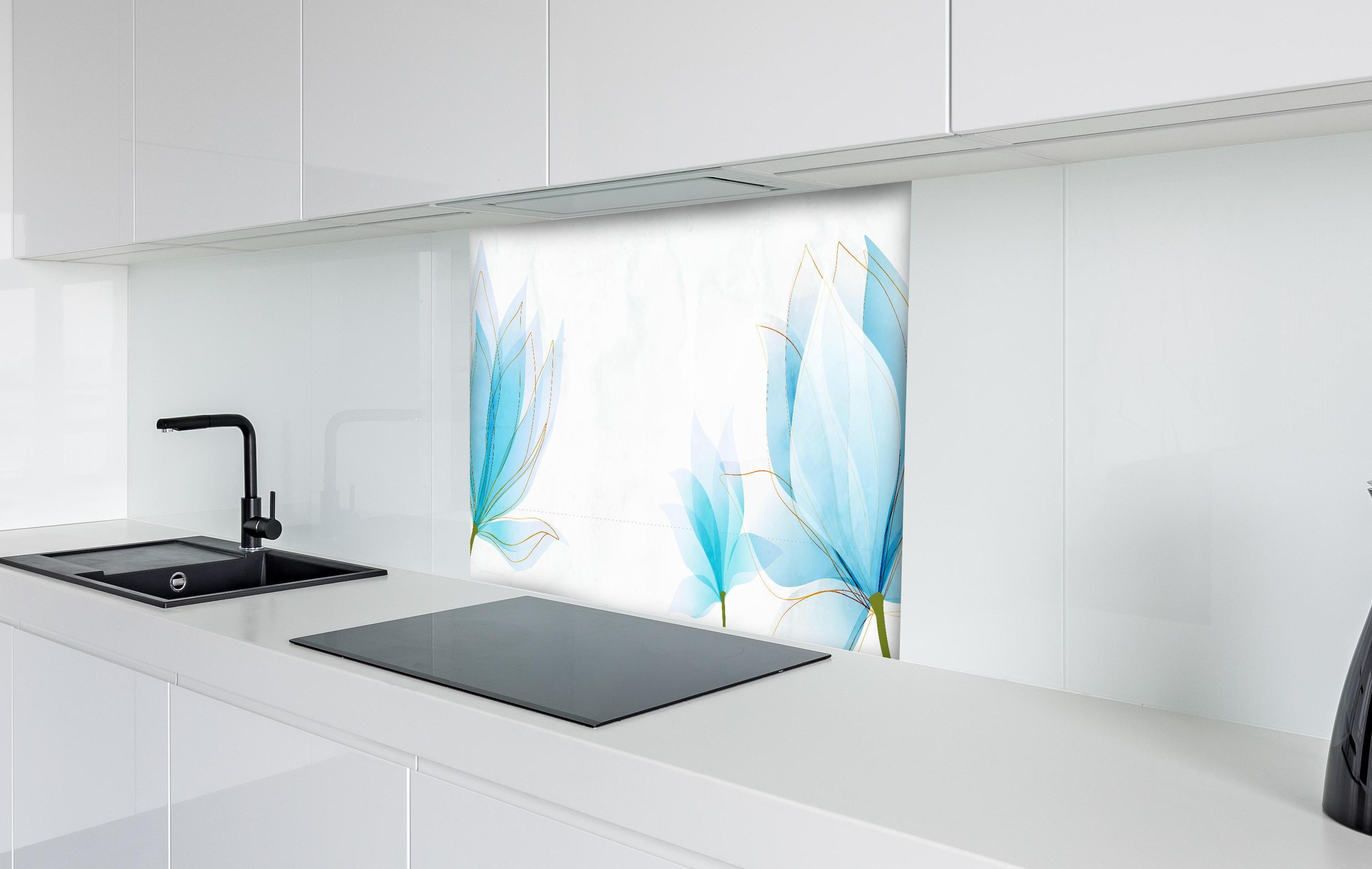 Spritzschutz - Stilvolle Blumenzeichnung in Pastellblau hinter einem Cerankochfeld zwischen Holz-Kochutensilien
