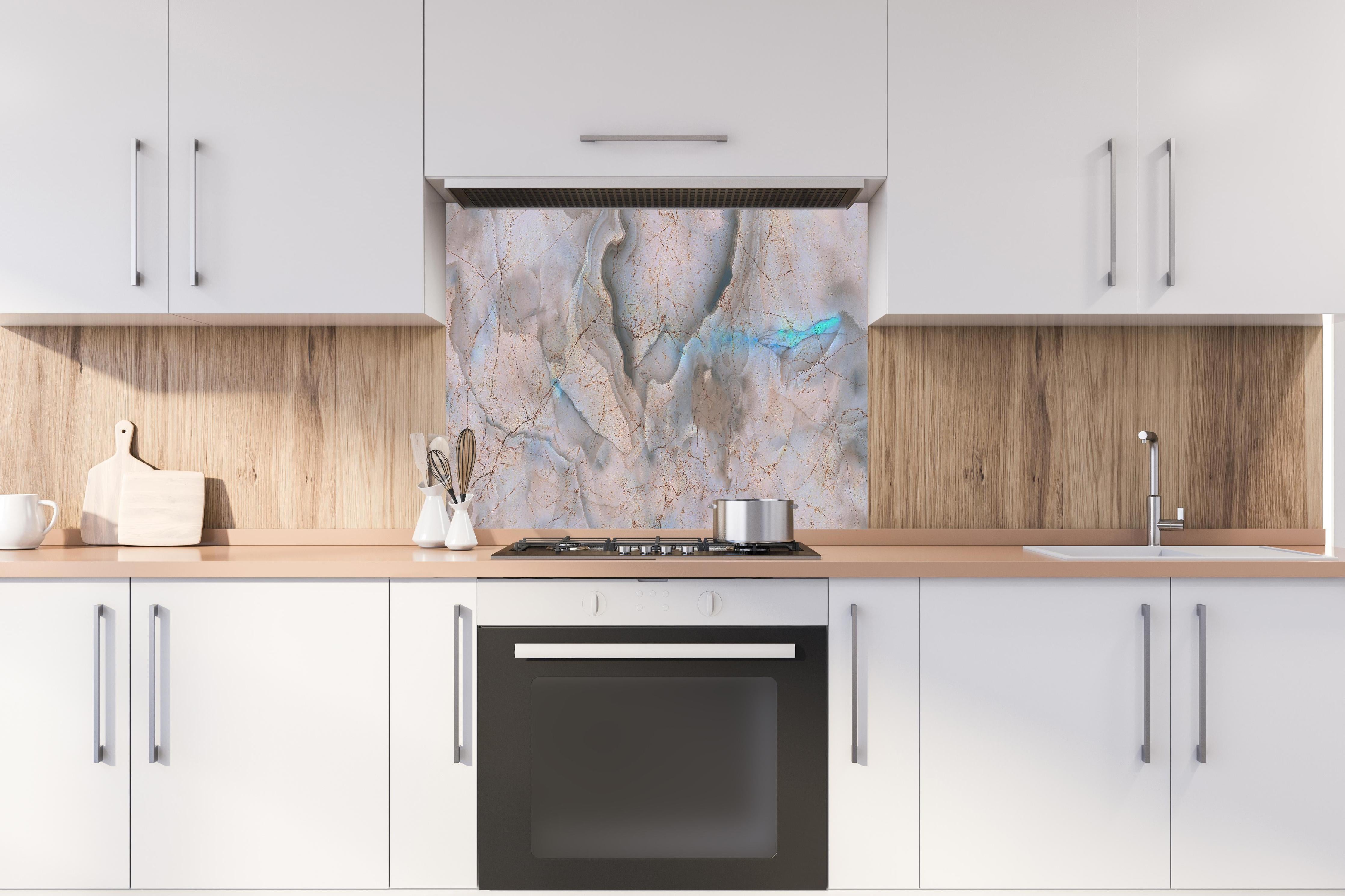 Spritzschutz - Stilvolle Marmor Mischung hinter einem Cerankochfeld zwischen Holz-Kochutensilien