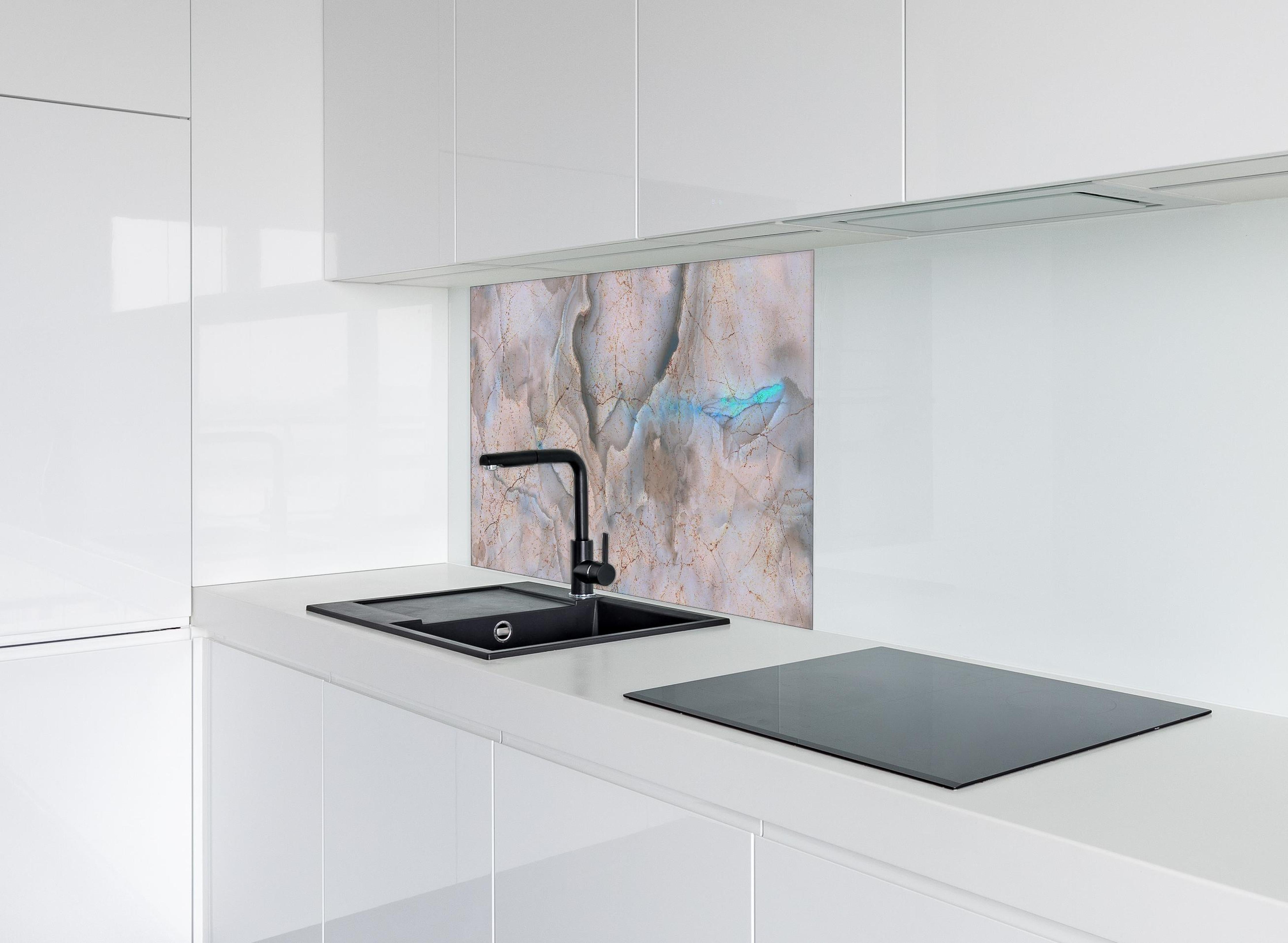 Spritzschutz - Stilvolle Marmor Mischung hinter einem Cerankochfeld zwischen Holz-Kochutensilien